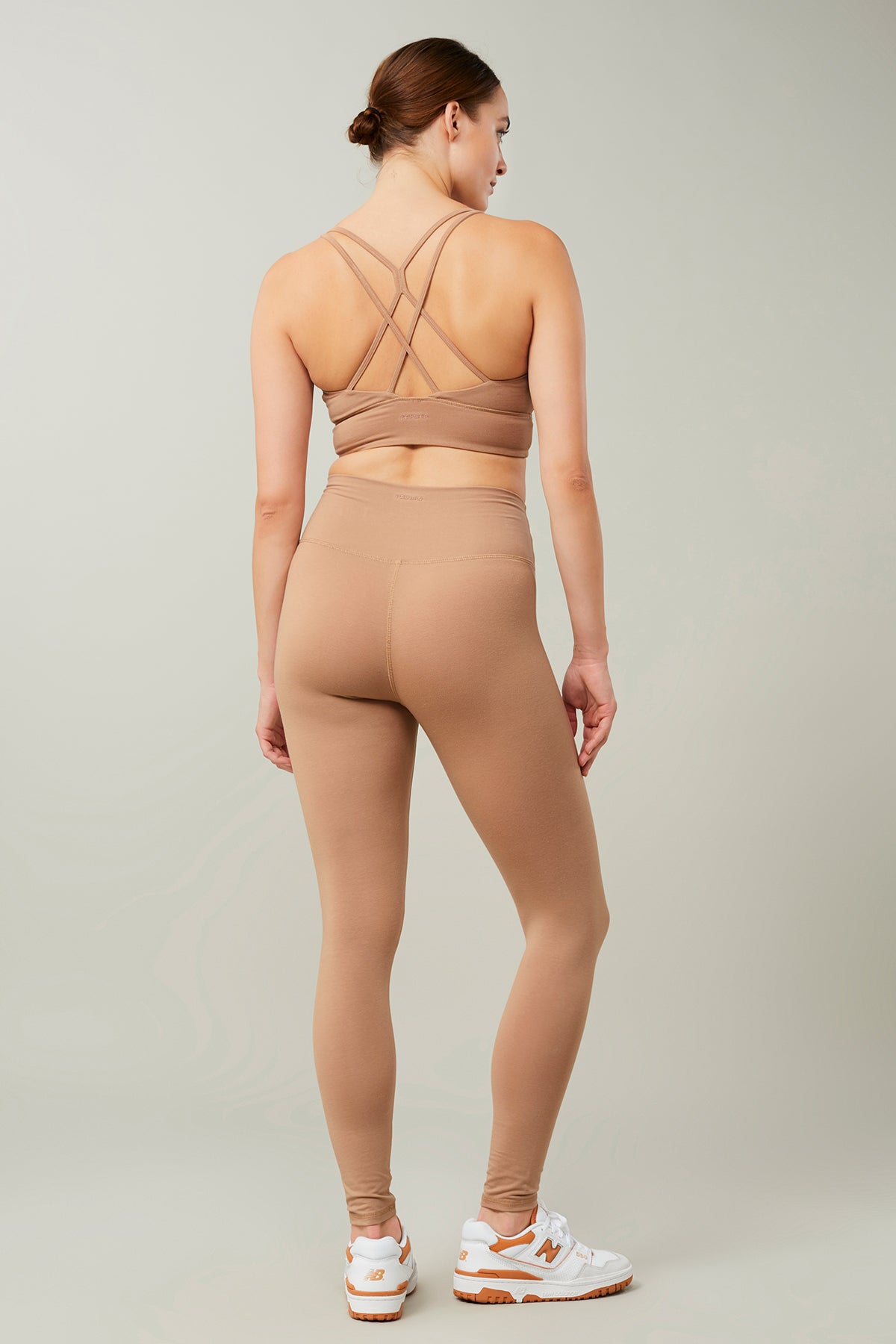 Mandala Yoga Bra Braun Outfit Rückseite - New Studio Bra