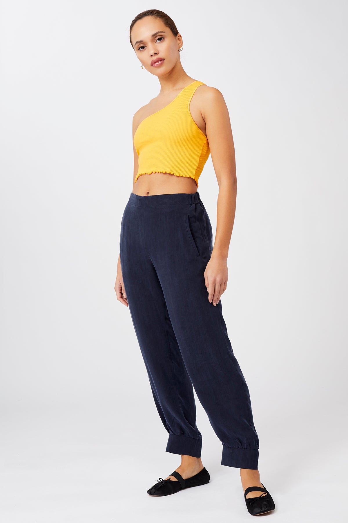 Mandala Yoga Bra Gelb Outfit Front - One Shoulder Top