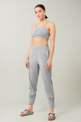 Mandala Yoga Pant Grau Outfit Front - Cuffed Track Pants