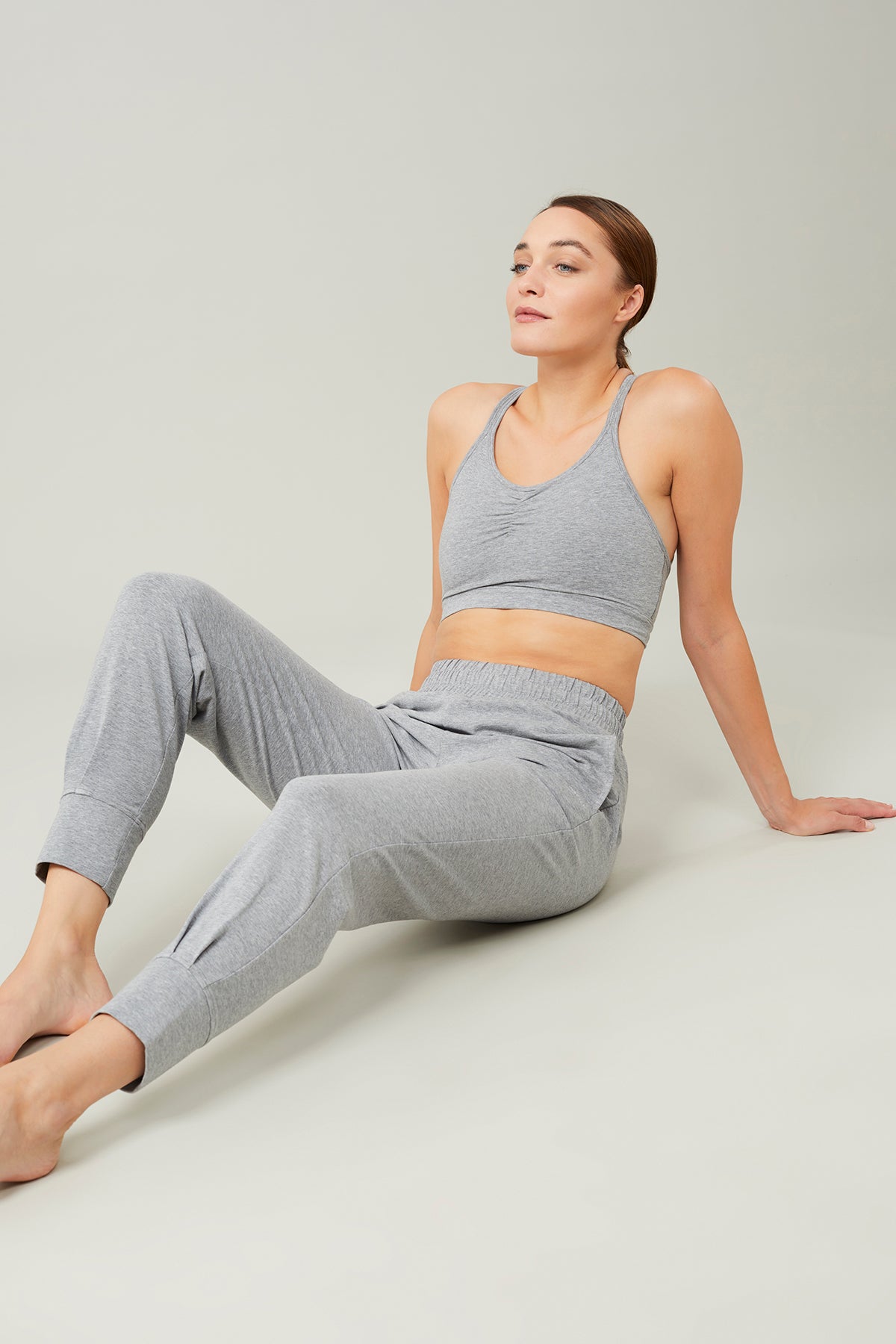 Mandala Yoga Pant Grau Outfit Front sitzend - Cuffed Track Pants