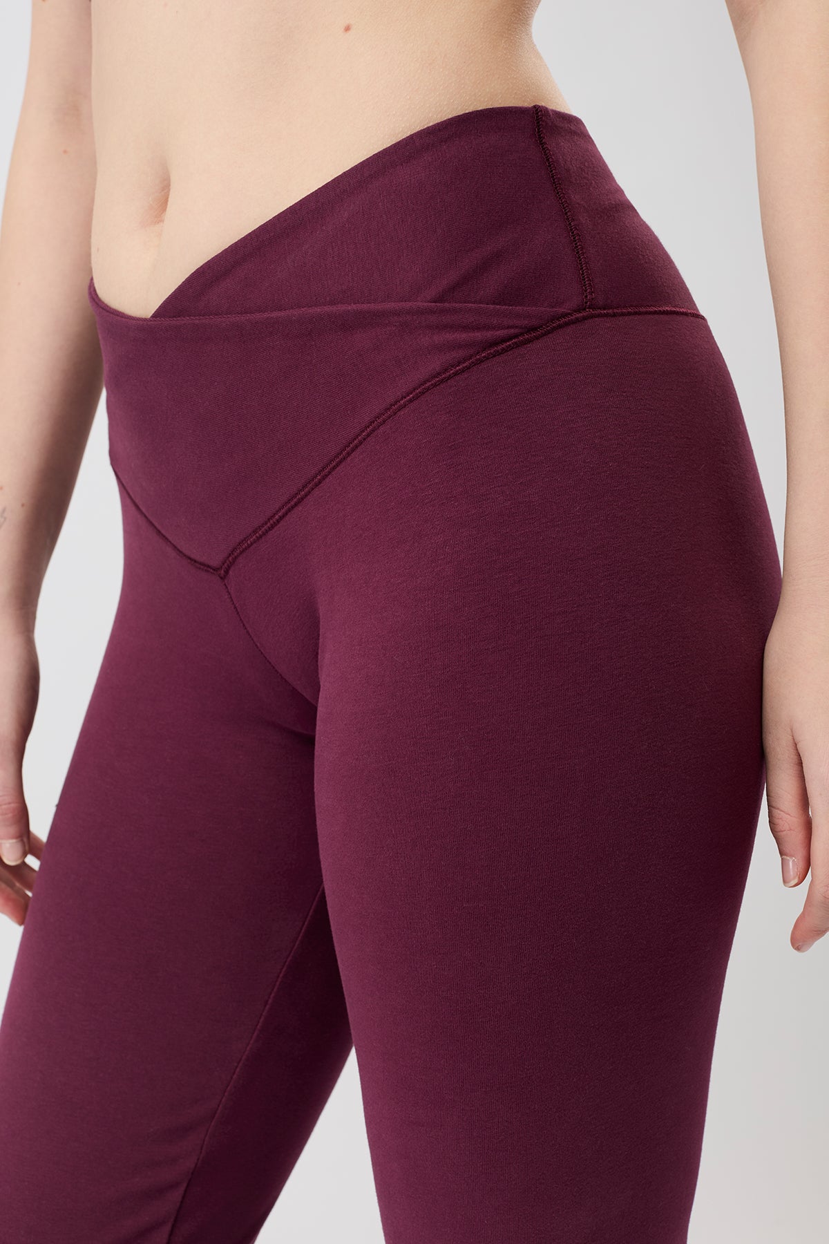 Mandala Fitness Hose Lila Detail - Envelope Flared Pants