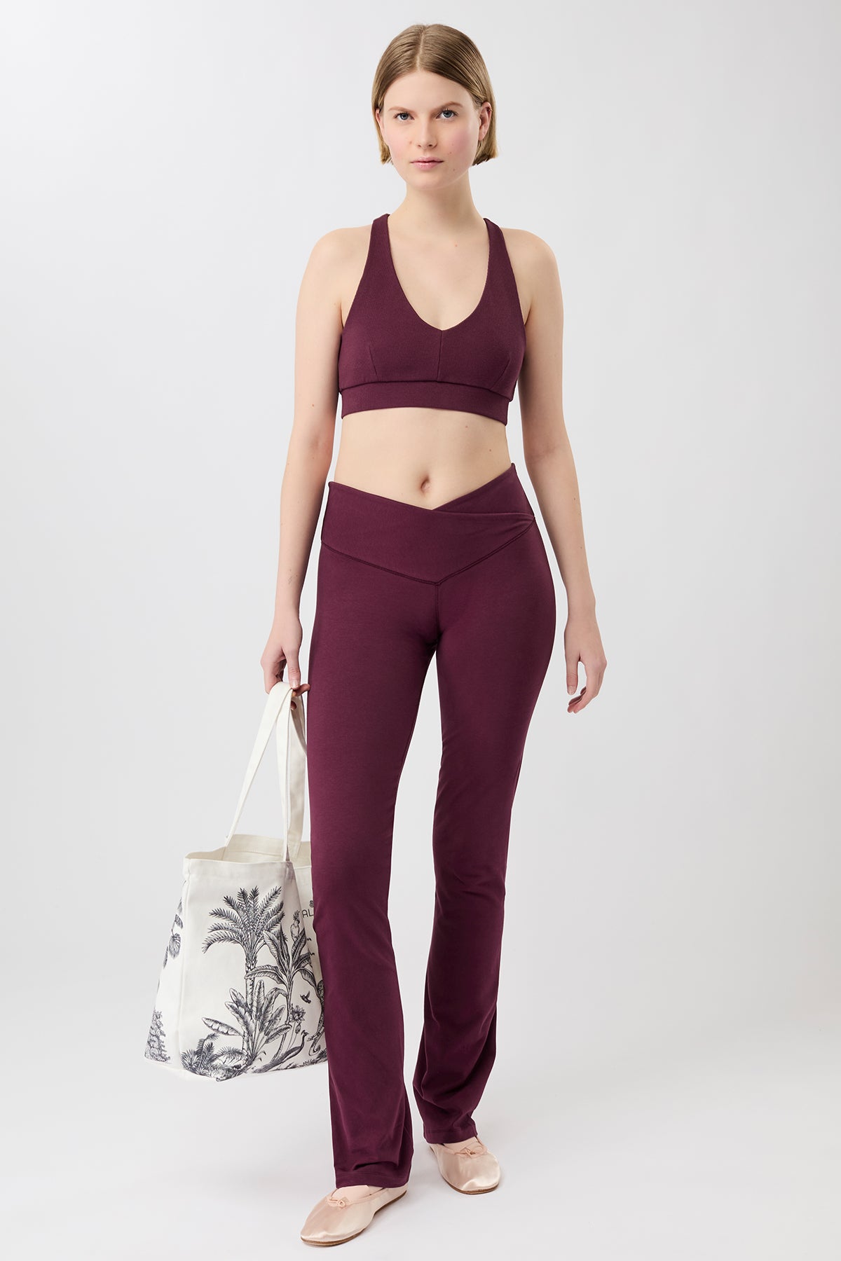 Mandala Fitness Hose Lila Outfit Front - Envelope Flared Pants