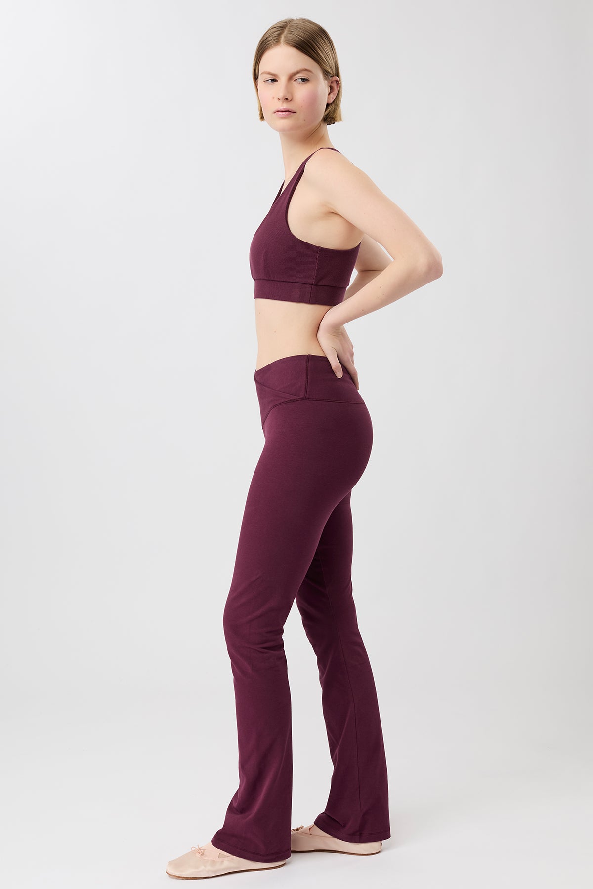 Mandala Fitness Hose Lila Outfit Seite - Envelope Flared Pants