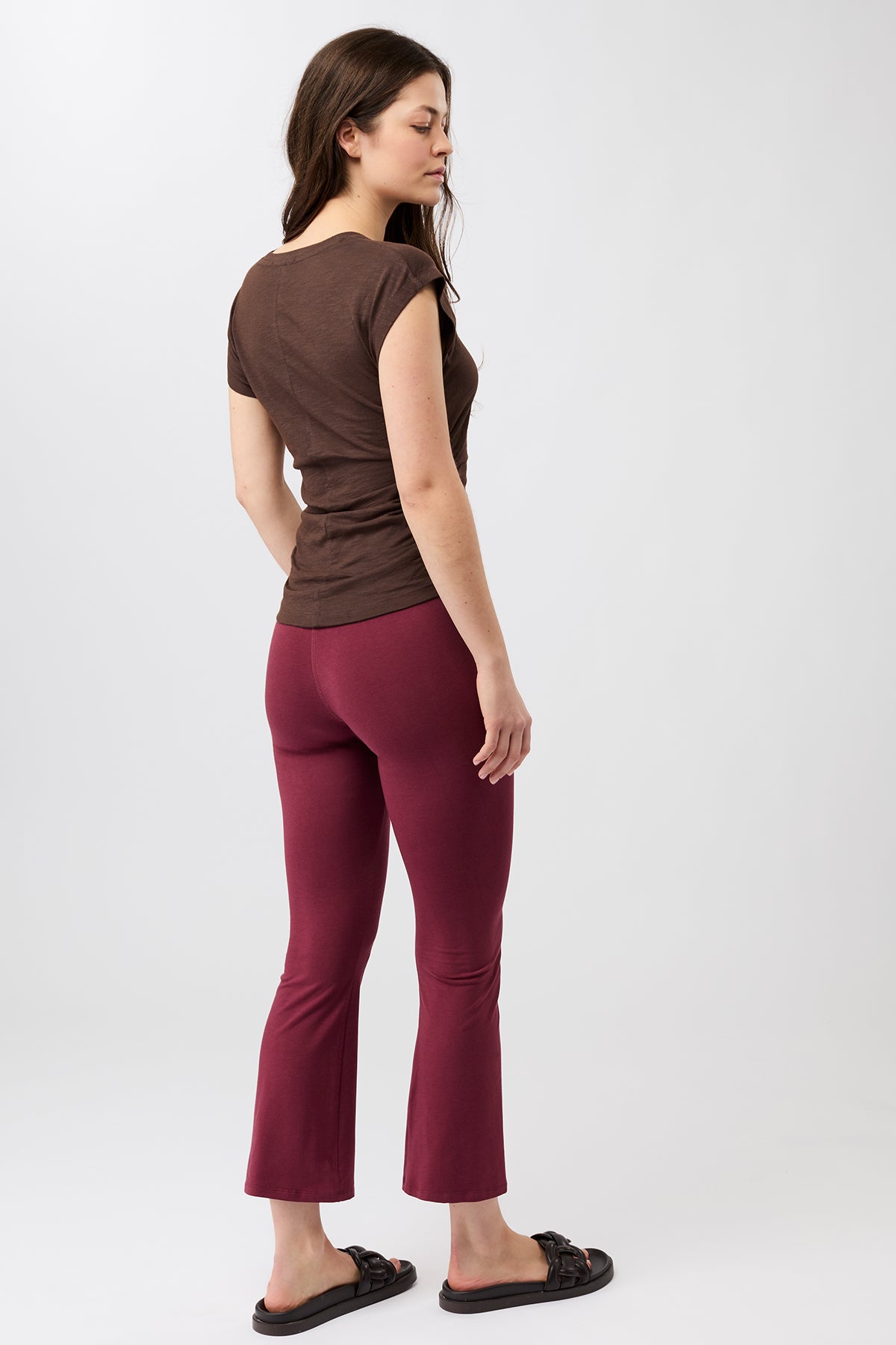 Mandala Sport Hose Rot Outfit Rückseite - Cropped Flared Pants