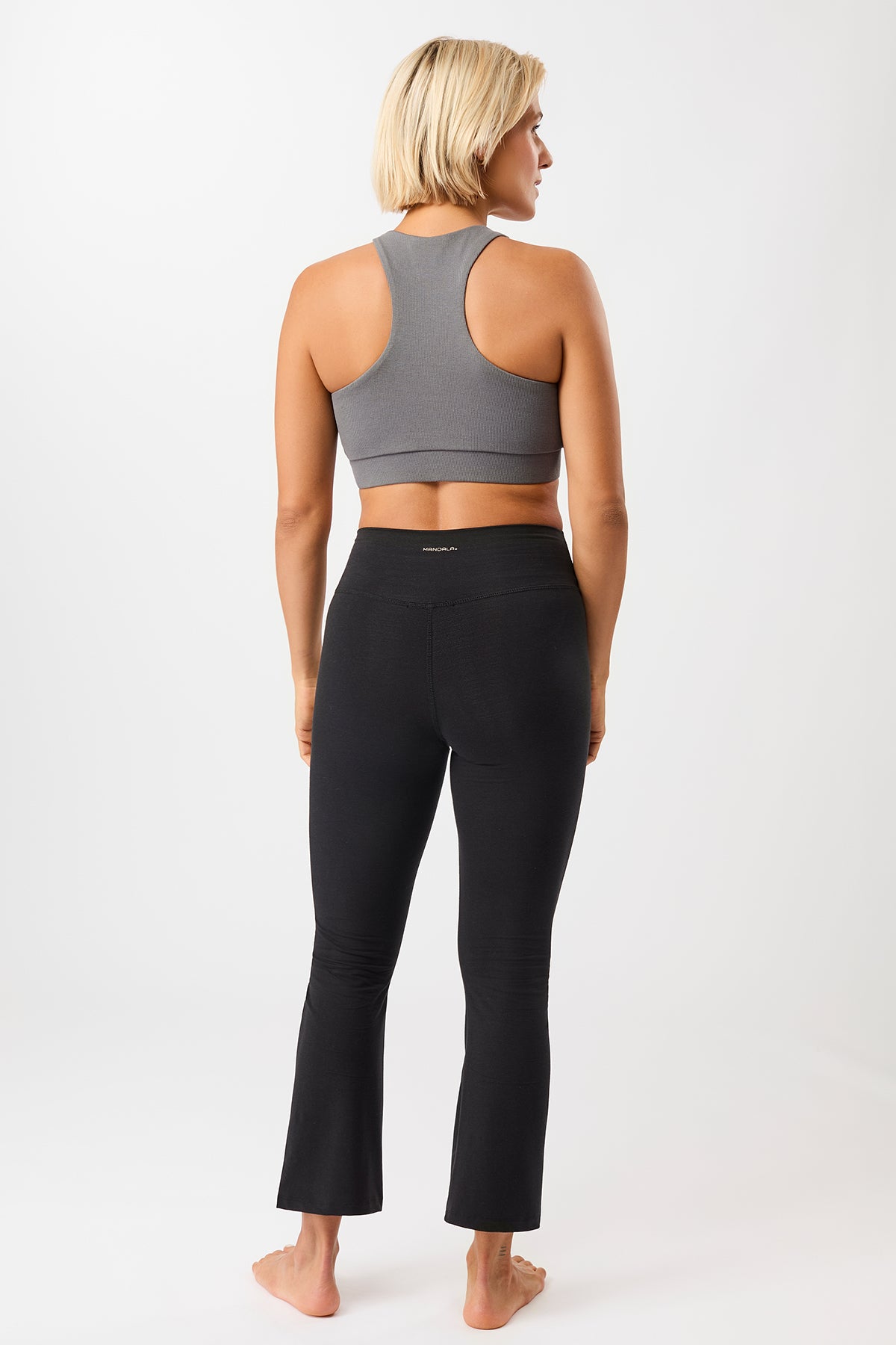 Mandala Sport Hose Schwarz Outfit Rückseite - Cropped Flared Pants