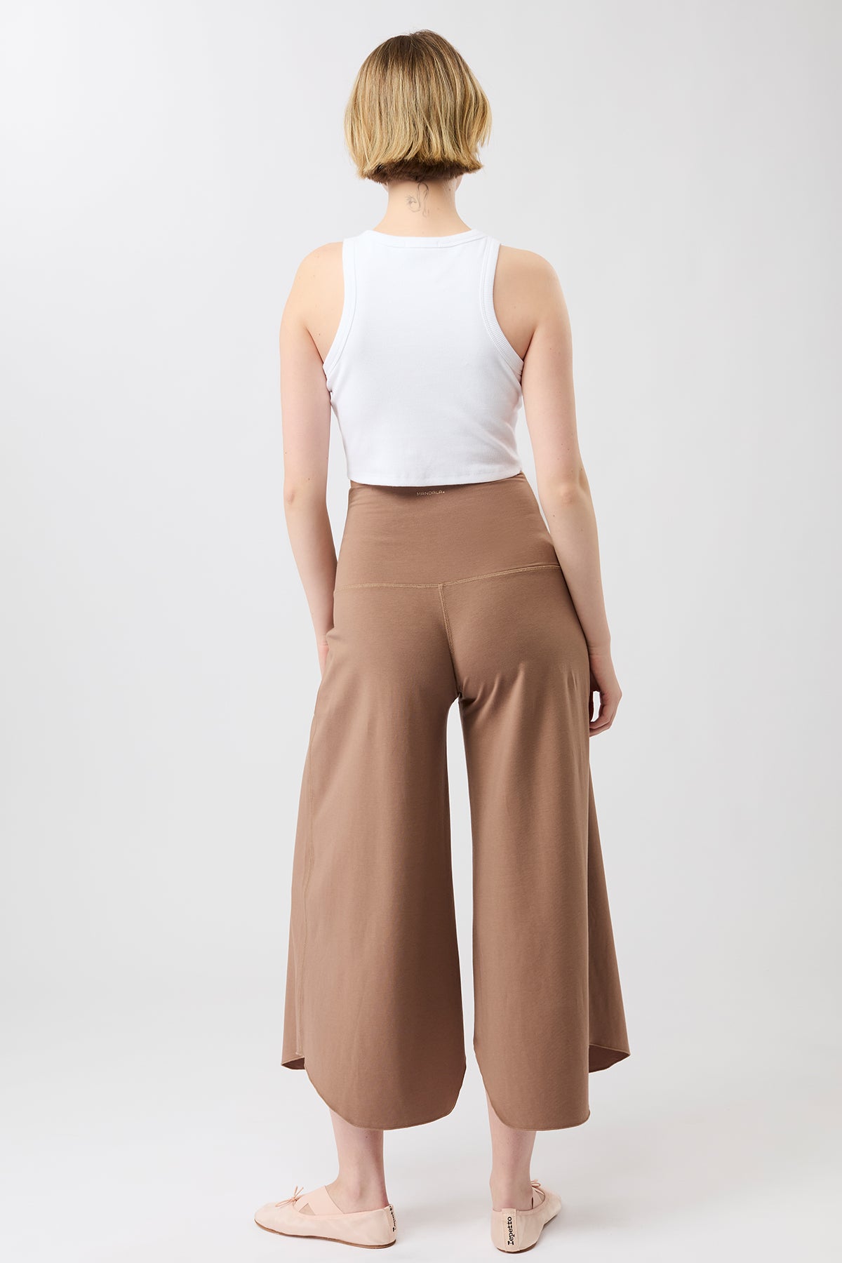 Mandala Sport Pant Braun Outfit Rückseite - Tulip Pants