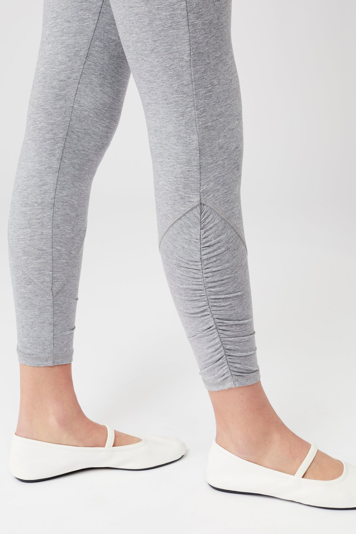 Mandala Yoga Legging Grau Detail - Cropped Ruffle Tight