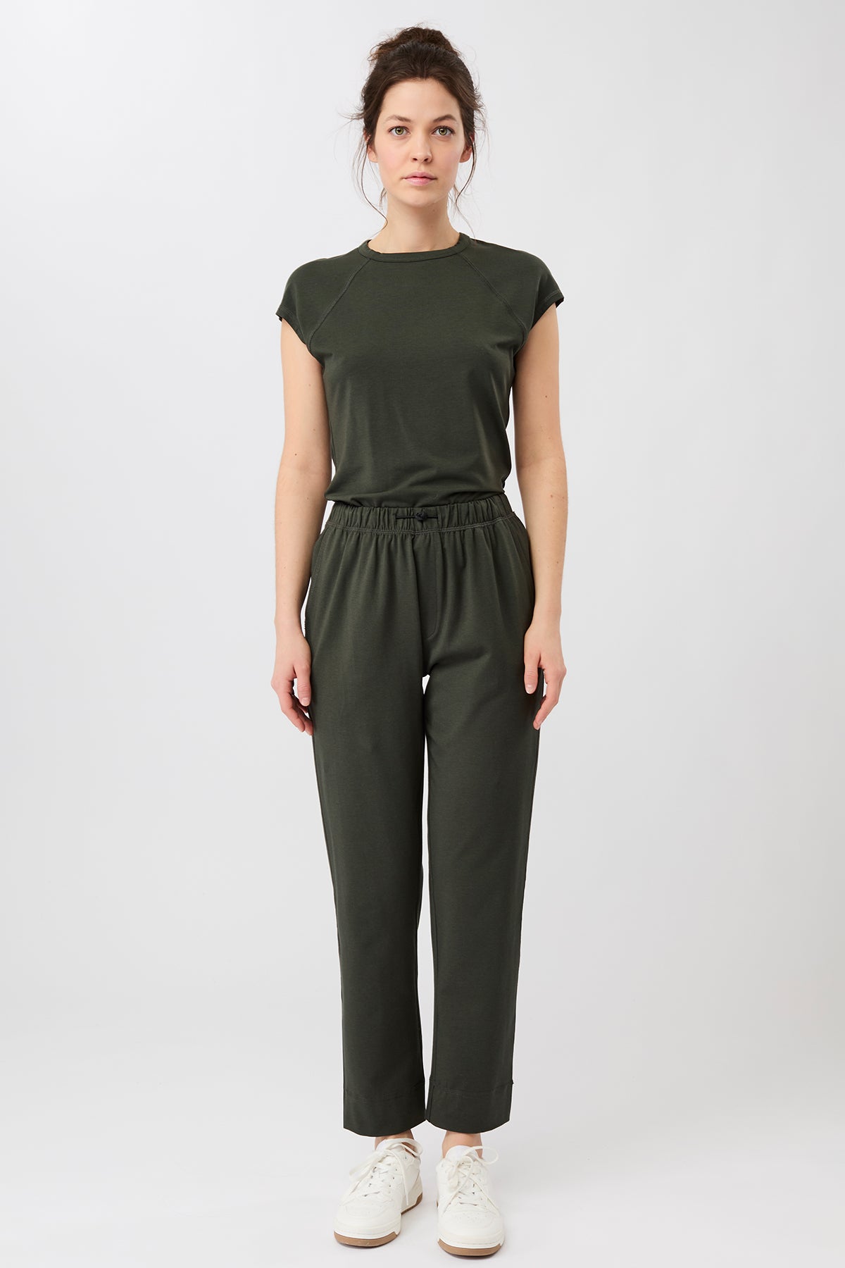 Mandala Trainings Hose Grün Outfit Front - Relaxed Fit Pant