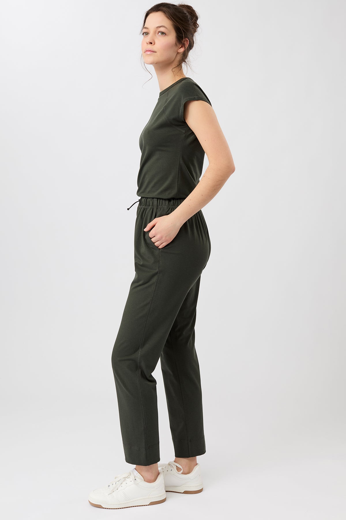 Mandala Trainings Hose Grün Outfit Seite - Relaxed Fit Pant