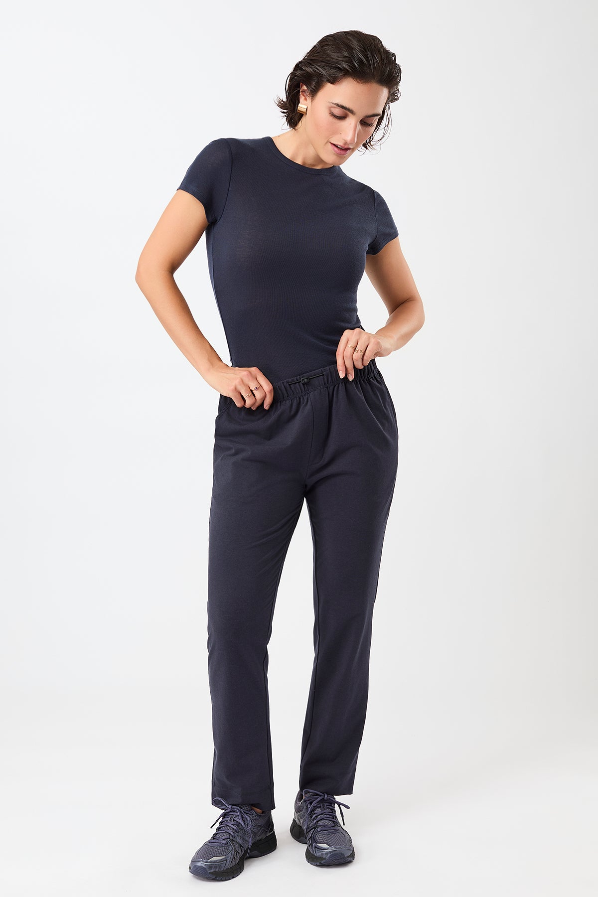 Mandala Trainings Hose Blau Outfit Front - Relaxed Fit Pant