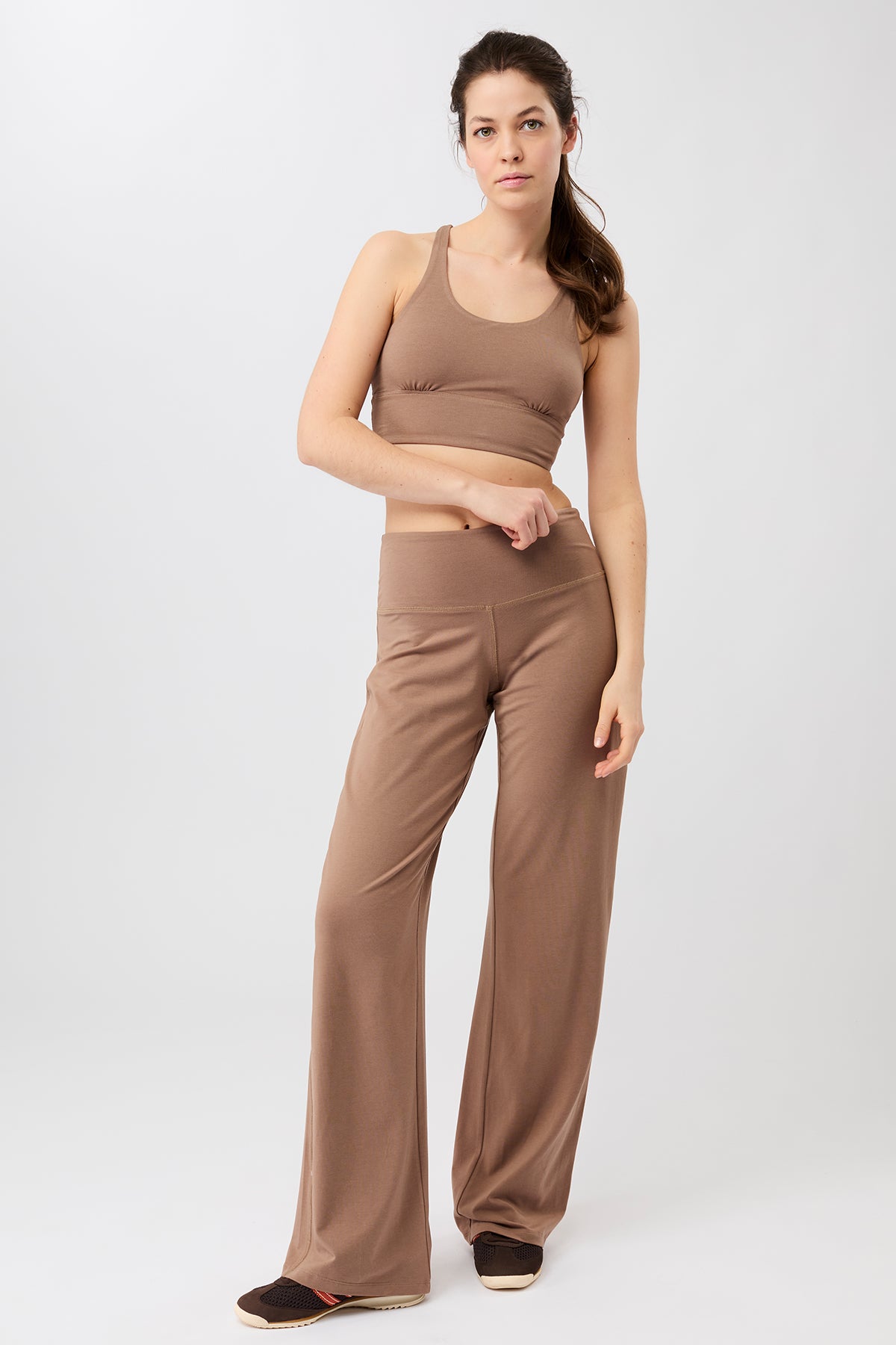 Mandala Fitness Hose Braun Outfit Front - Wide Leg Pants