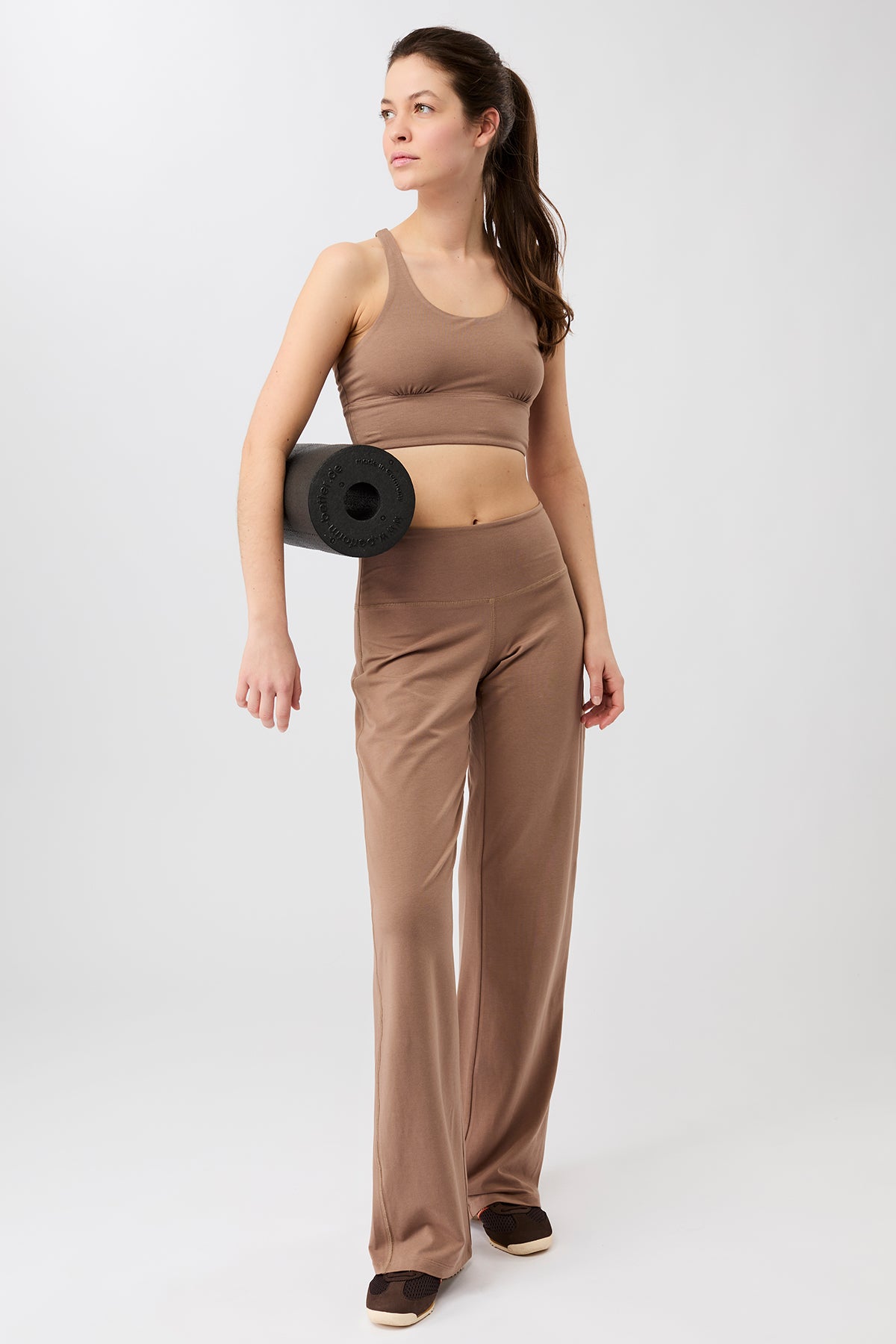 Mandala Fitness Hose Braun Outfit Front - Wide Leg Pants