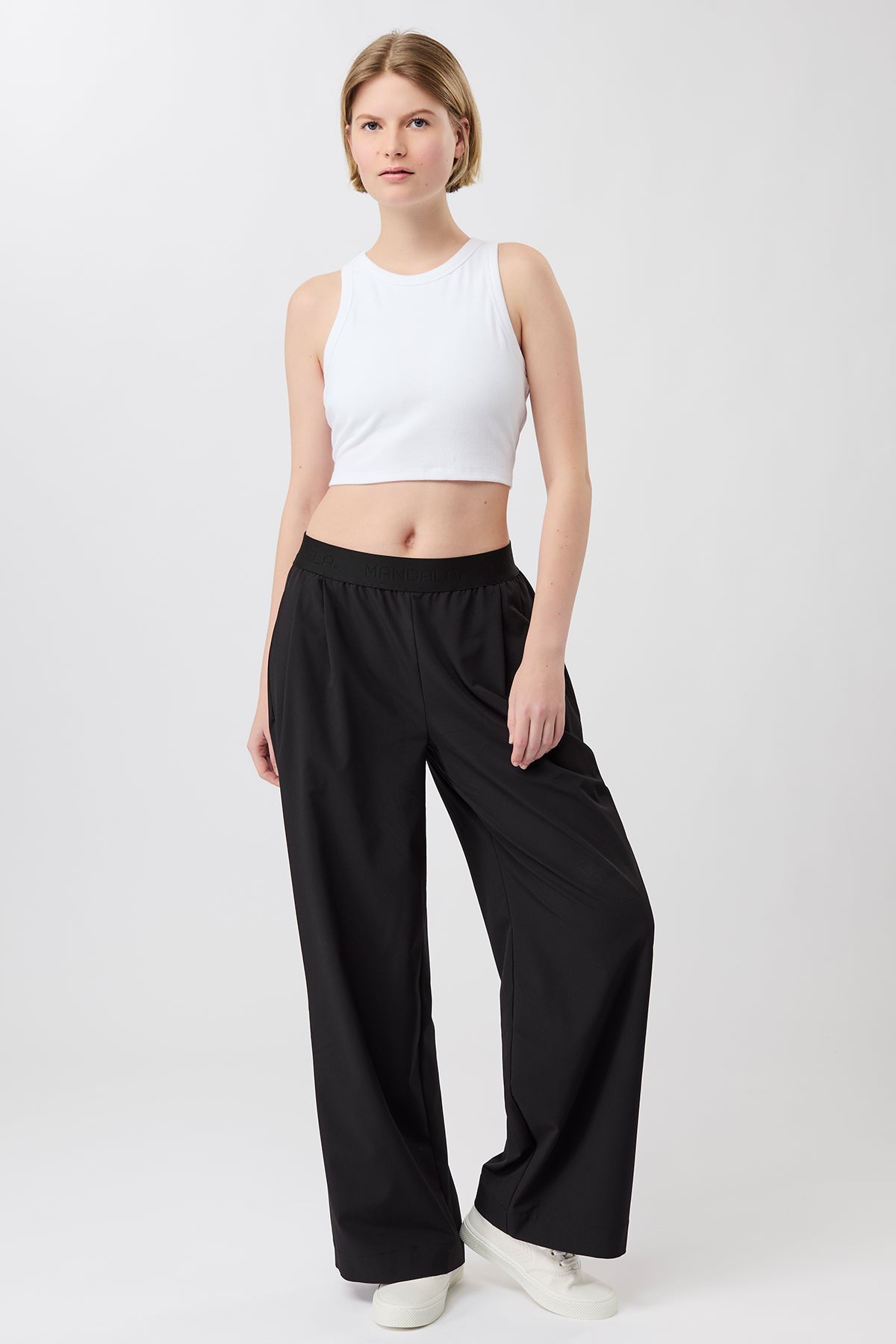 Mandala Sport Top Weiss Outift Front - Athleisure Top