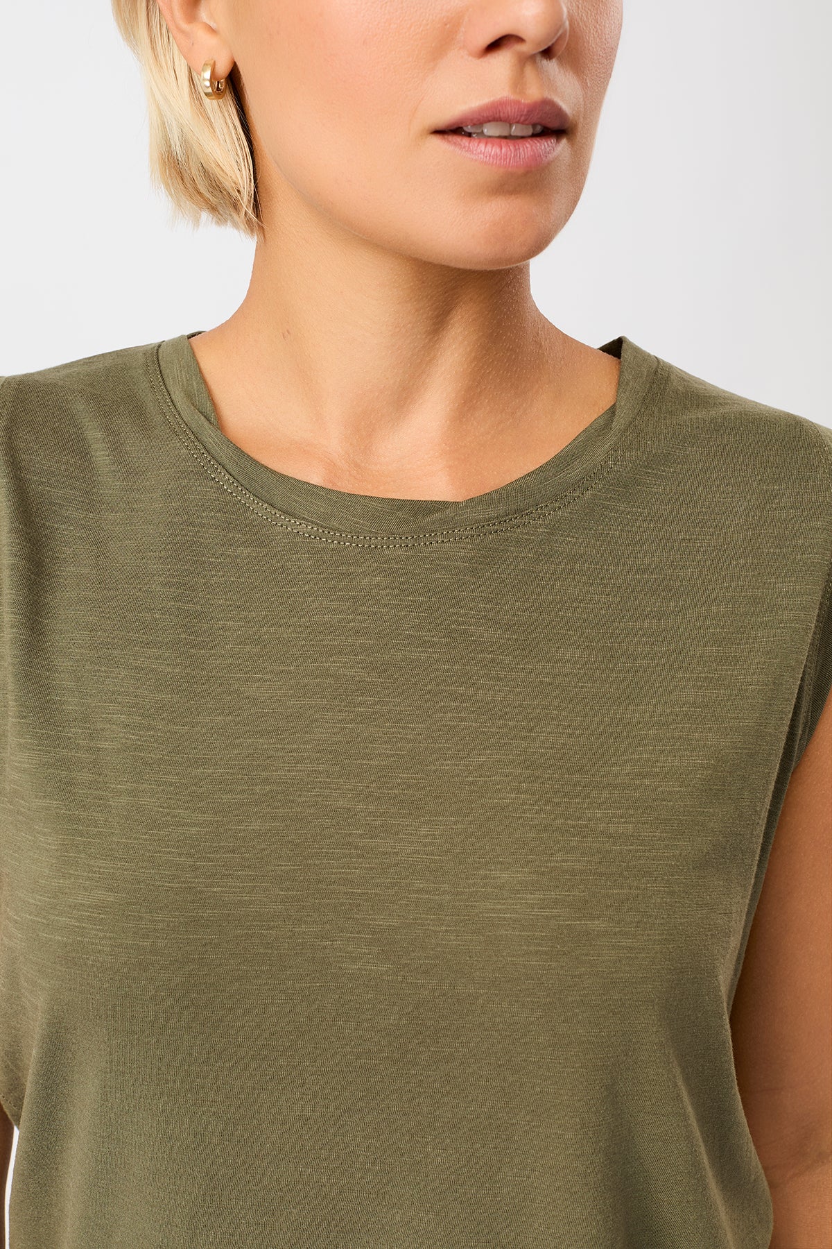 Mandala Fitness Top Grün Detail Halsloch - Daily Tank