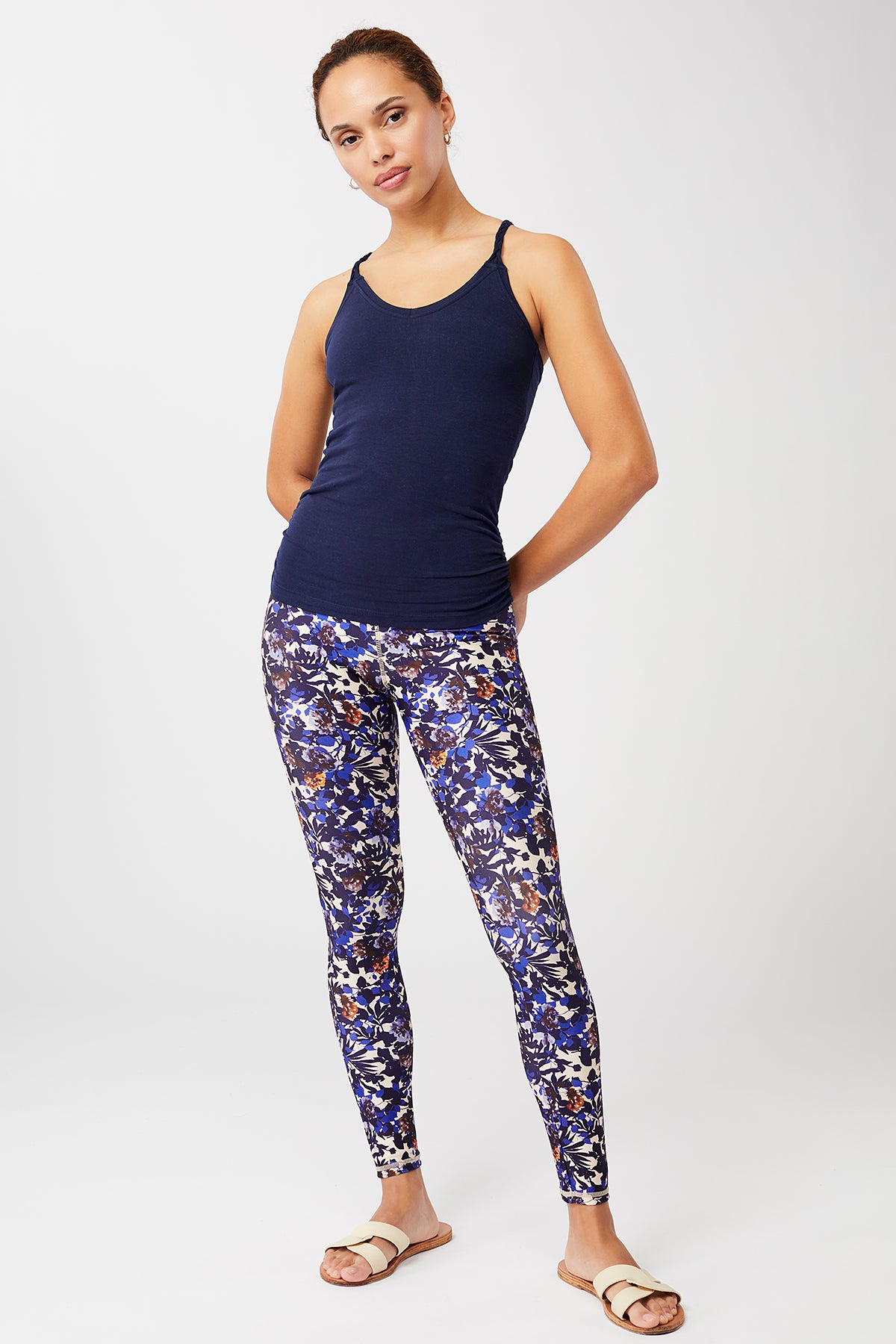 Mandala Active Top Blau Outfit Front - New Cable Top