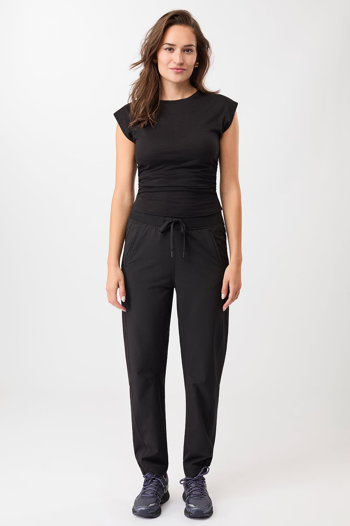 Mandala Active Top Schwarz Outfit Front - Side Ruffled Top