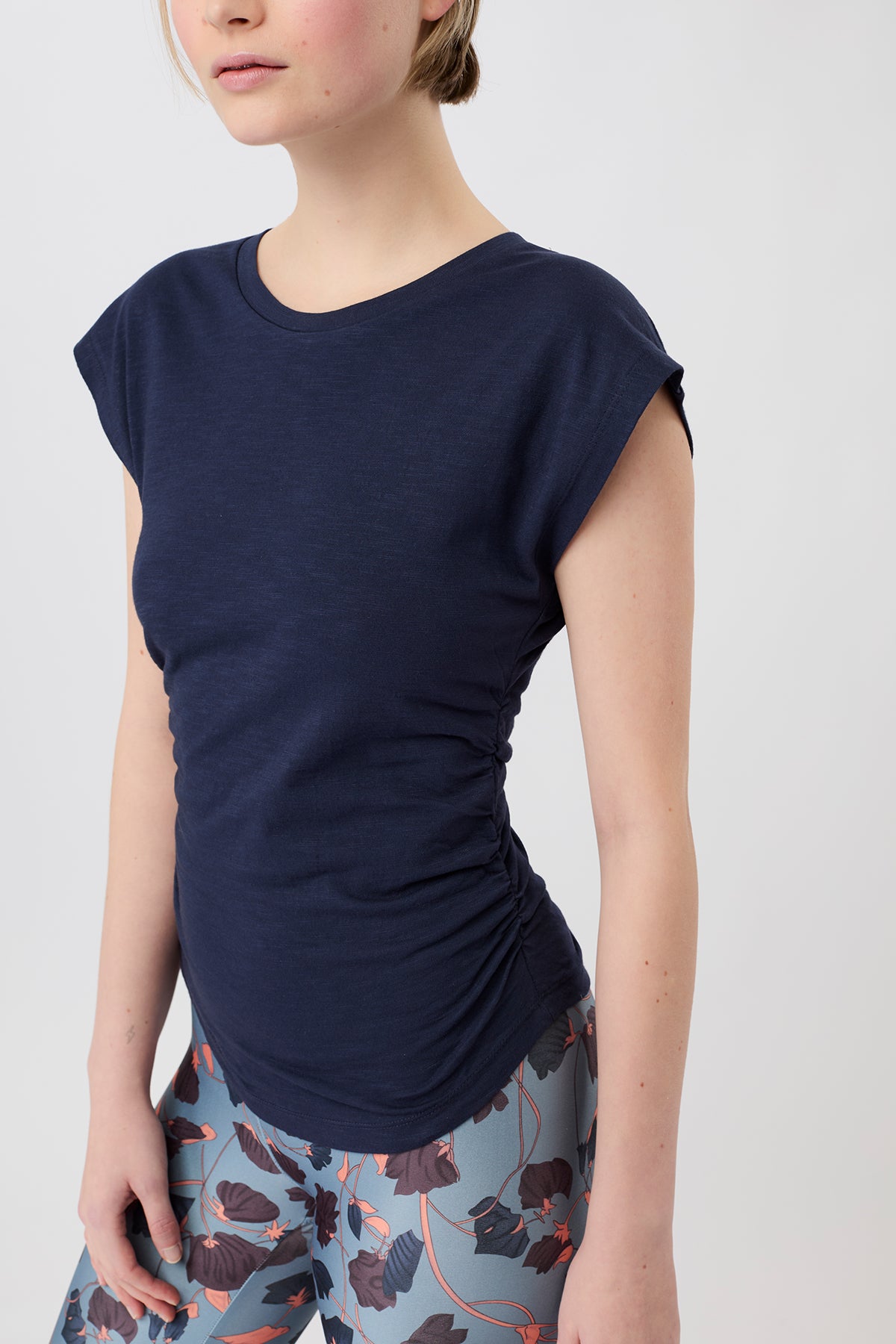 Mandala Active Top Blau Detail - Side Ruffled Top