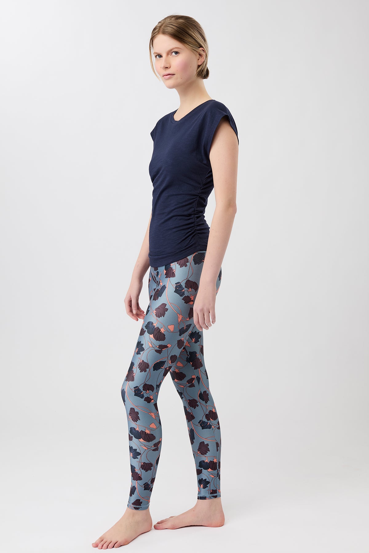 Mandala Active Top Blau Outfit Seite - Side Ruffled Top