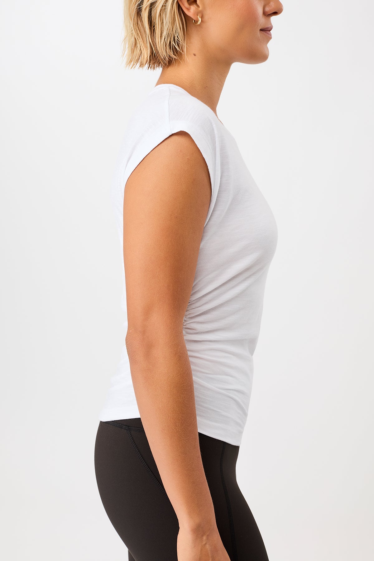 Mandala Active Top Weiss Detail Seite - Side Ruffled Top