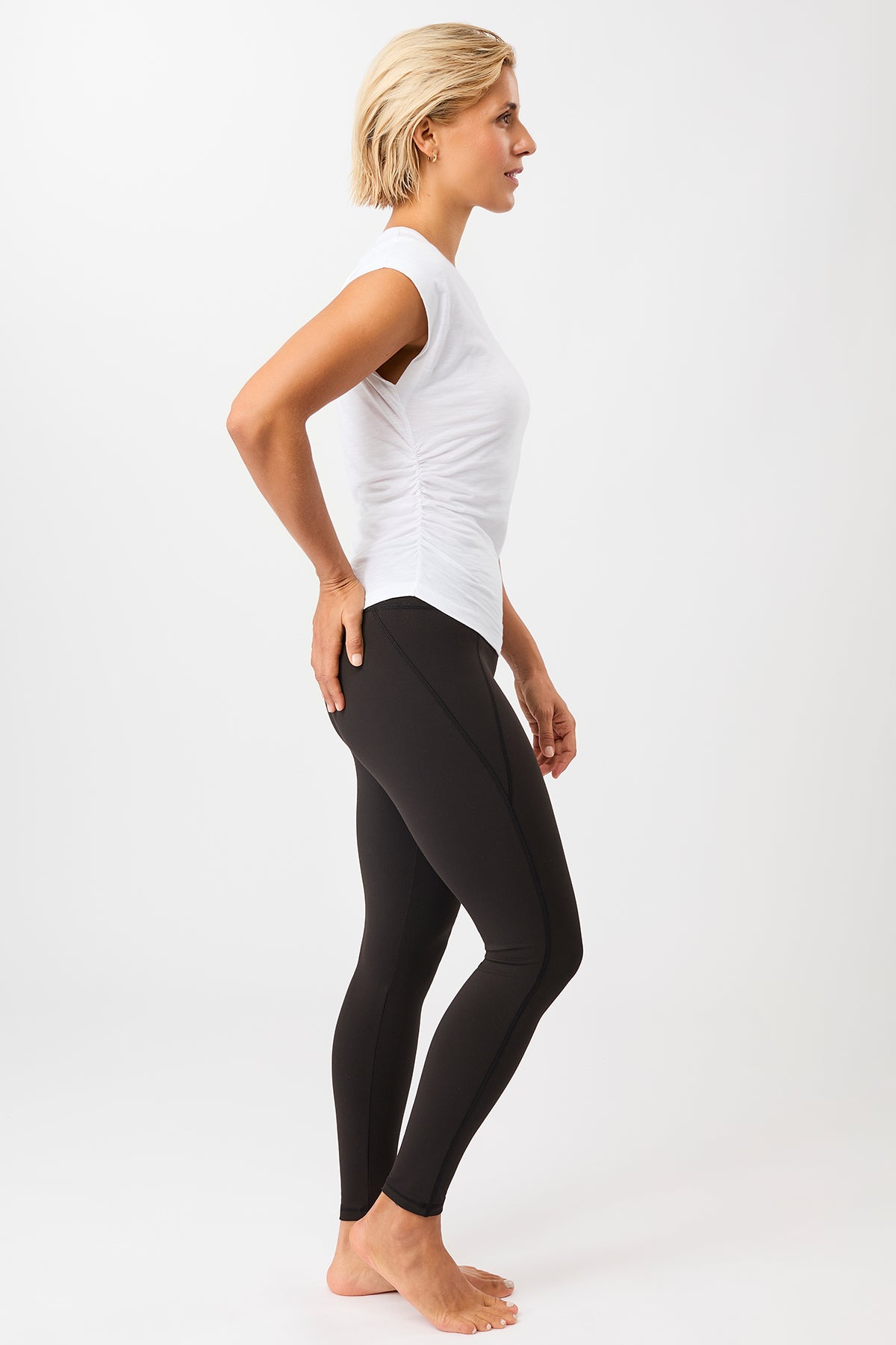 Mandala Active Top Weiss Outfit Seite - Side Ruffled Top