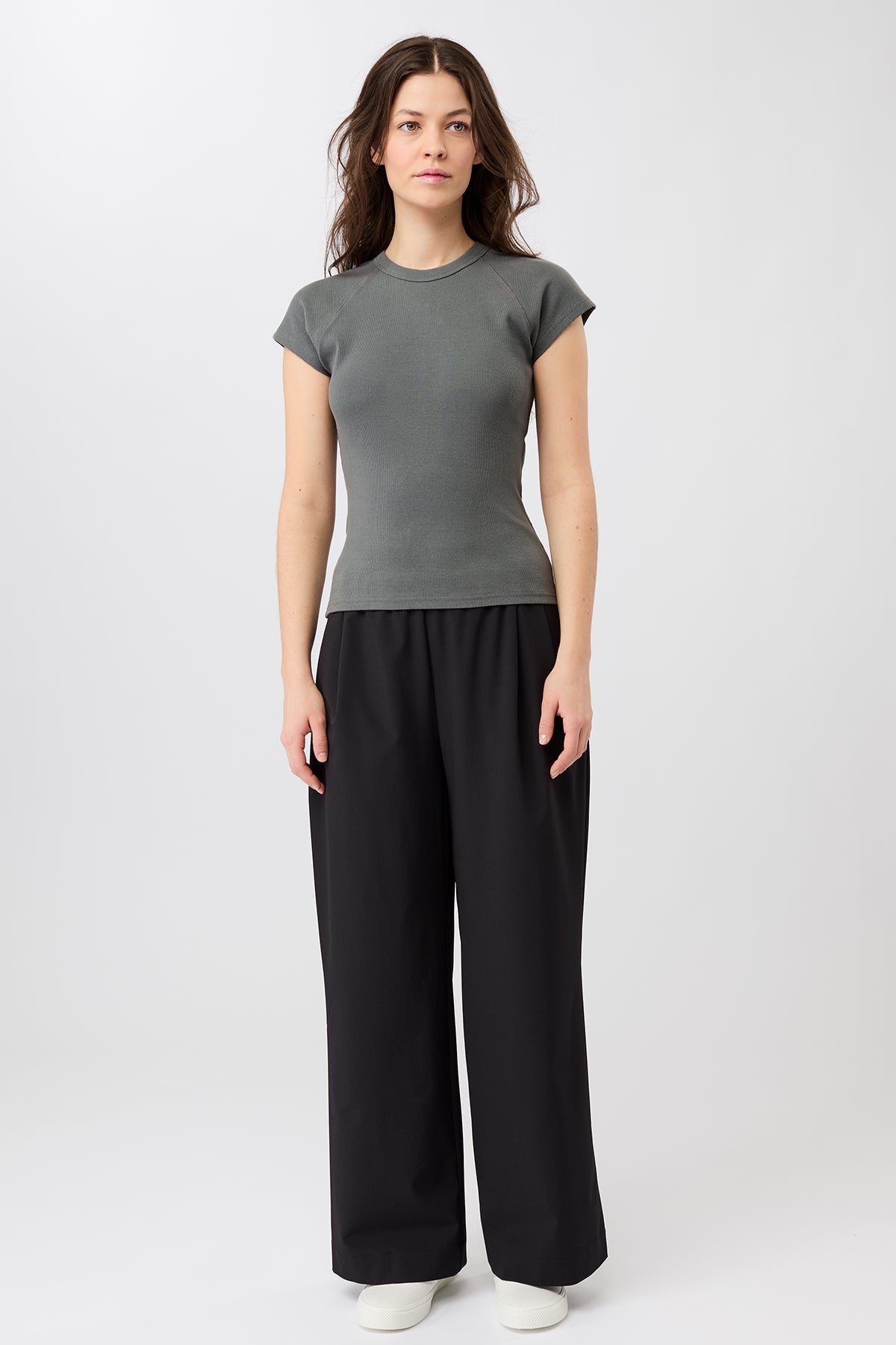 Mandala Fitness Shirt Grau Outfit Front - Slim Fit Ribbed Tee