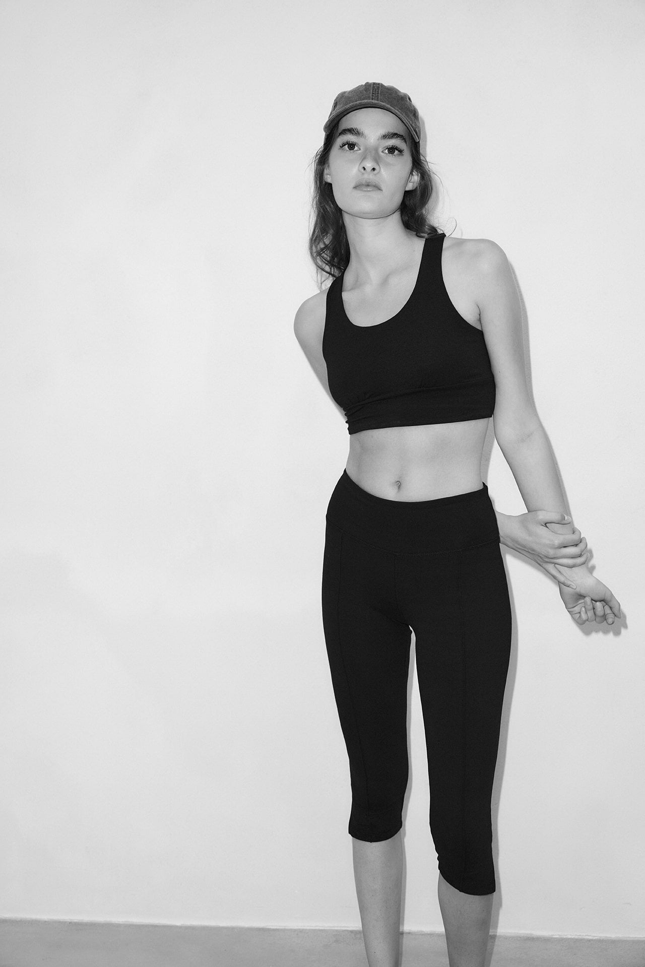 Eine Frau im Sport Outfit von Mandala. Das Foto ist in schwarz-weiß gehalten.