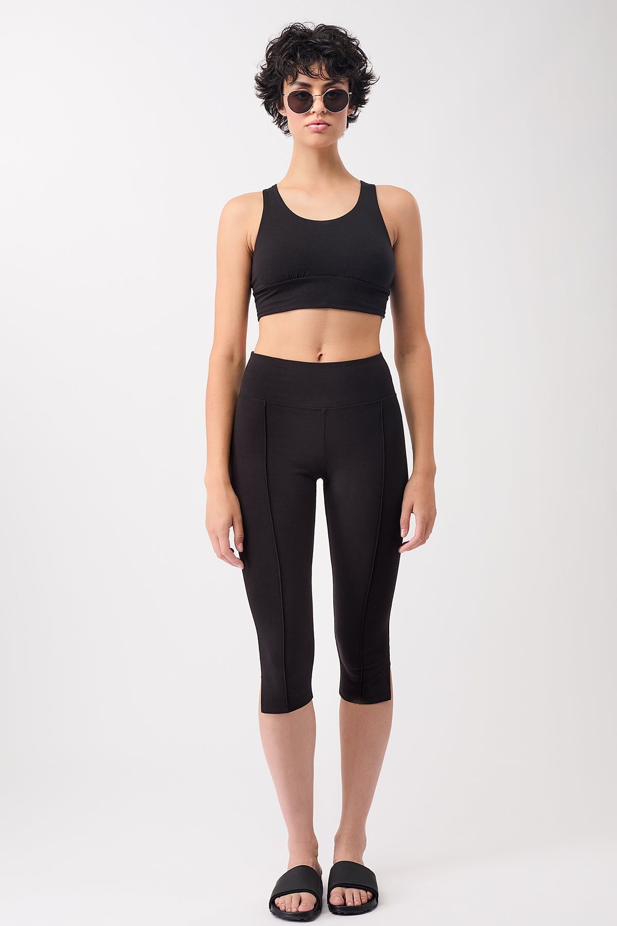 Mandala Fitness Pant Schwarz Outfit Front - Capri Pants