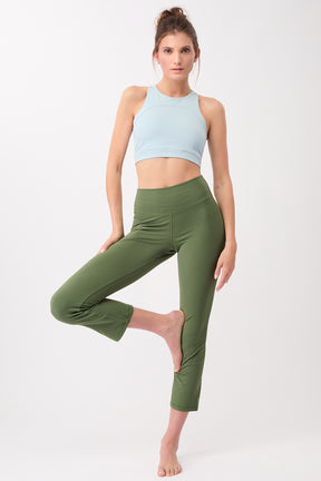 Mandala Trainings Pant Grün Outfit Front - Retro Cropped Pants