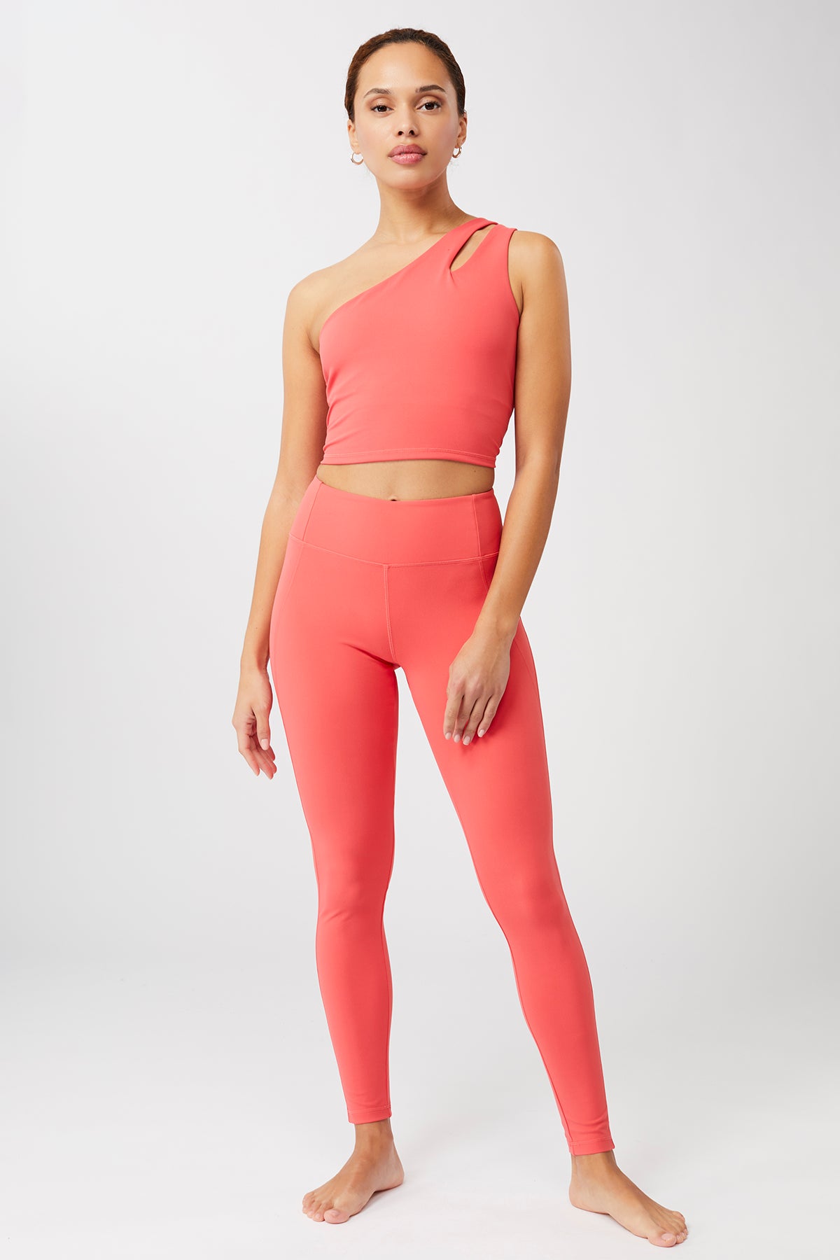 Mandala Yoga Bra Rot Outfit Front - Cropped Shoulder Top
