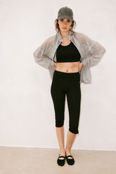 Jacke mit Löchern in Grau über schwarzem Yoga Outfit Mandala