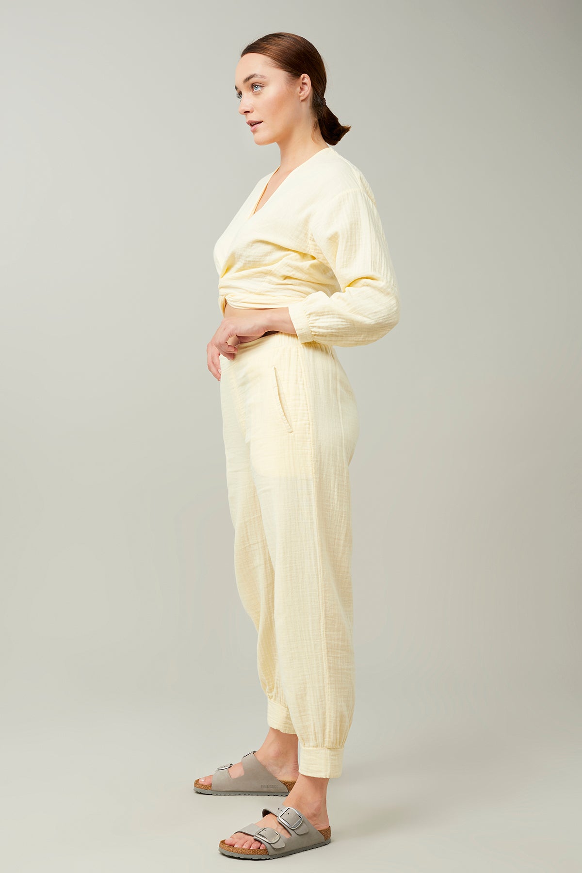 Mandala Yoga Jacke Gelb Outfit Seite - Wrap Top