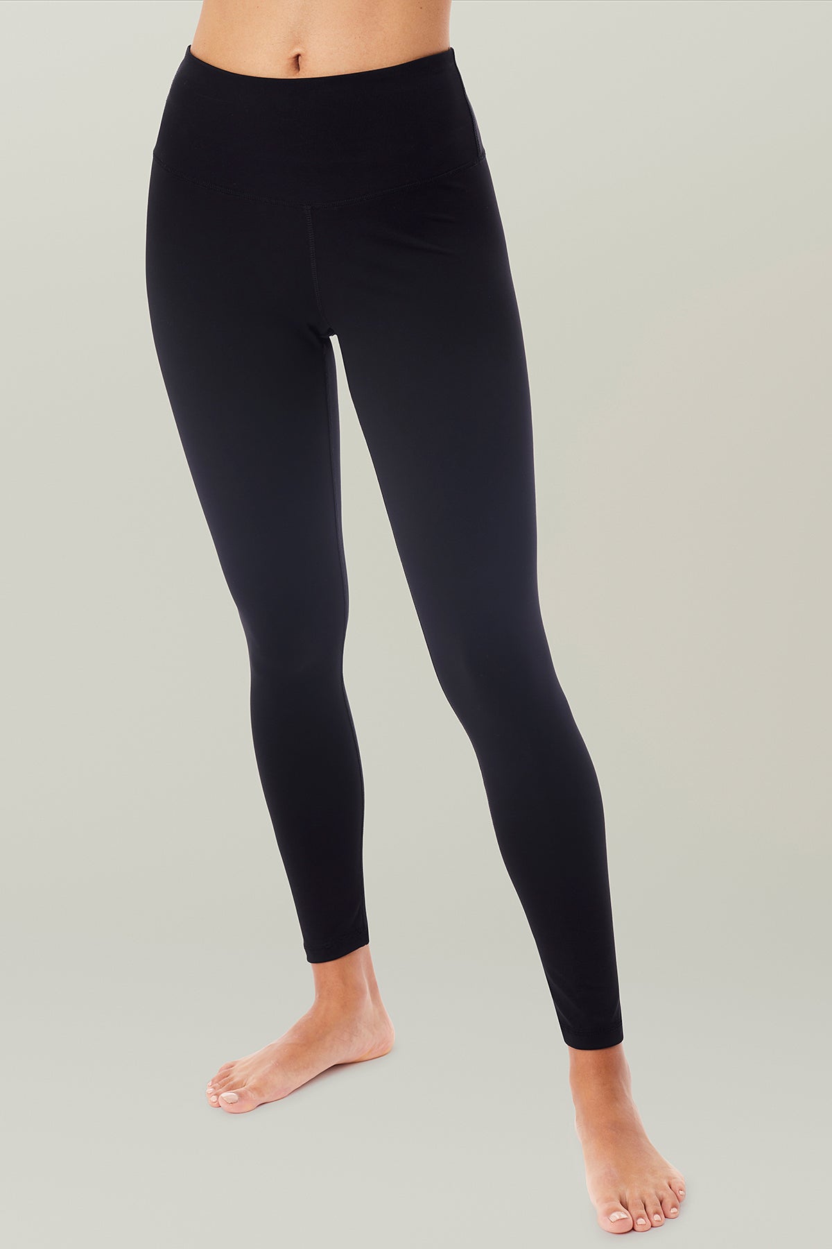 Sustainable yoga pants for curvy women by MANDALA
