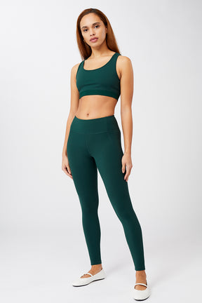 Mandala Trainings Pant Grün Outfit Front - Limitless Legging