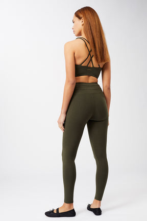 Mandala Sport Pant Grün Outfit Rückseite - Best Shaped Legging