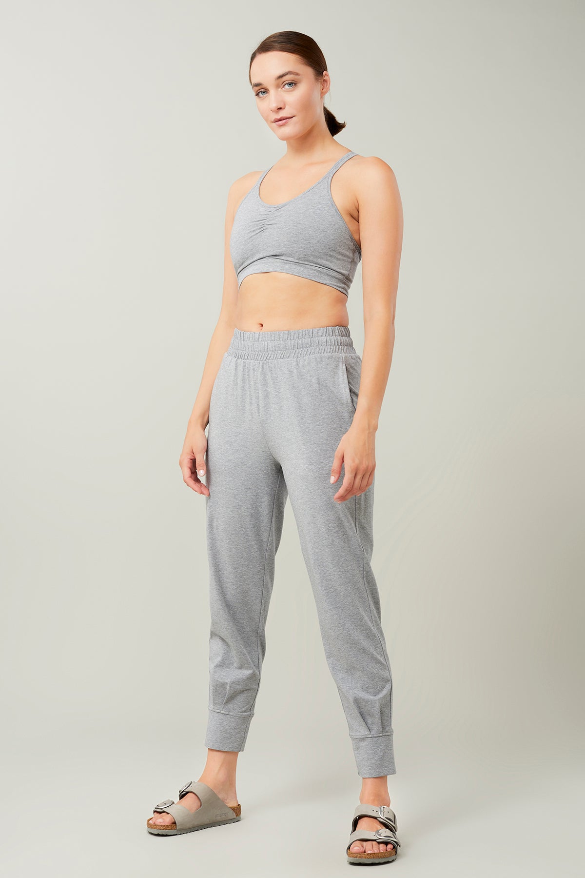 Mandala Yoga Pant Grau Outfit Front - Cuffed Track Pants