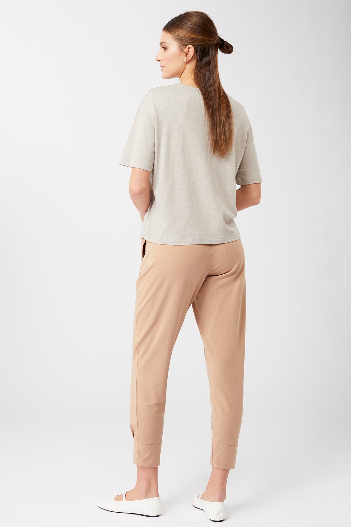 Mandala Yoga Pants Braun Outfit Rückseite - Cuffed Track Pants