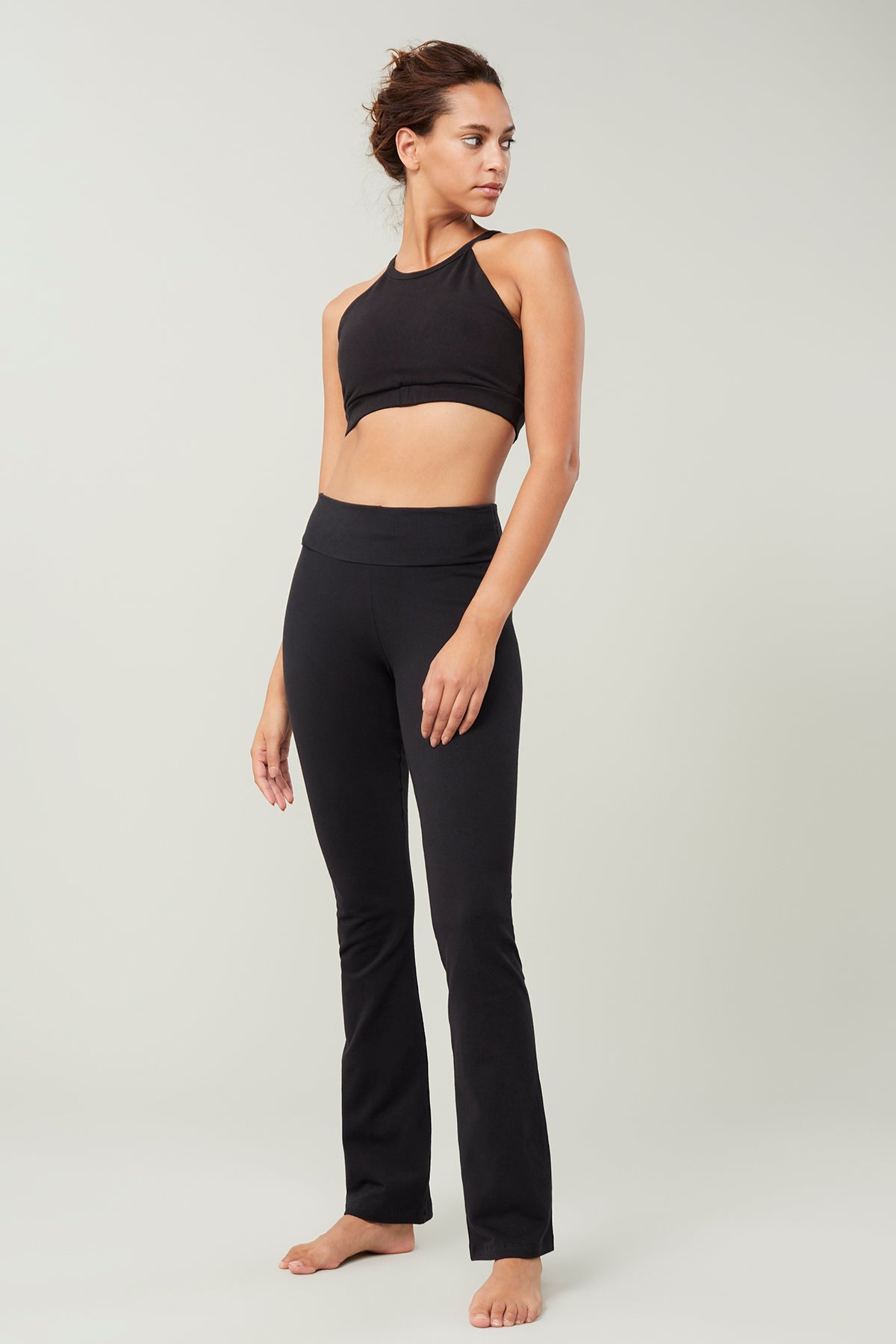 Mandala Fitness Pant Schwarz Outfit Front - Classic Rolldown