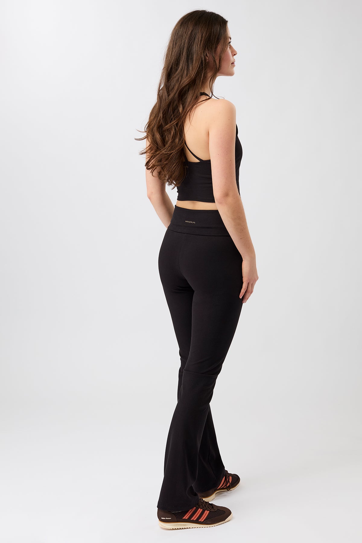 Mandala Fitness Pant Schwarz Outfit Rückseite - Classic Rolldown