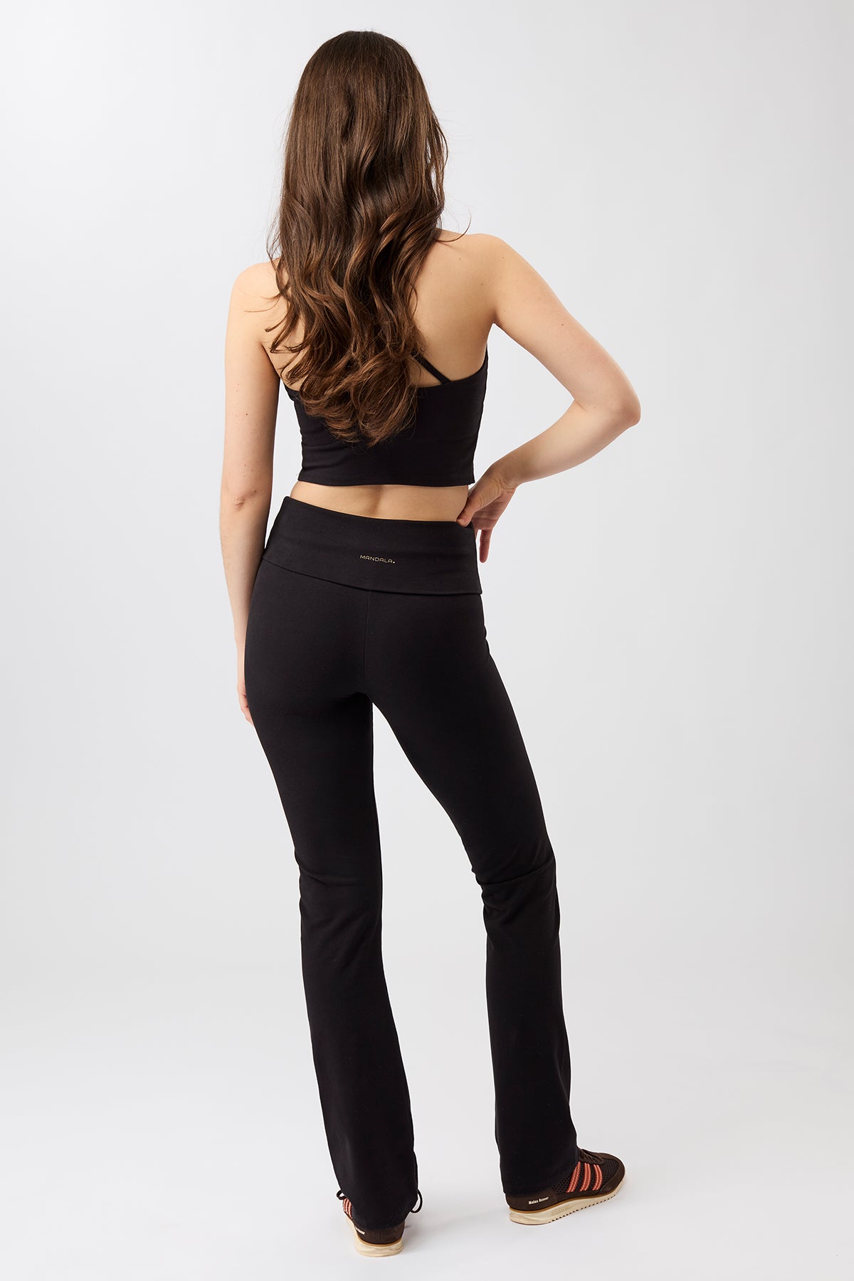 Mandala Fitness Pant Schwarz Outfit Rückseite - Classic Rolldown