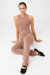 Mandala Fitness Pant Braun Outfit Front - Classic Rolldown