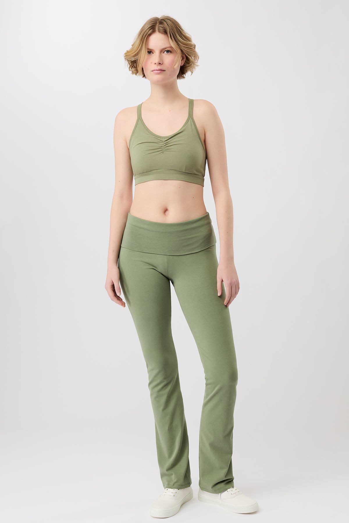 Mandala Fitness Pant Grün Outfit Front - Classic Rolldown