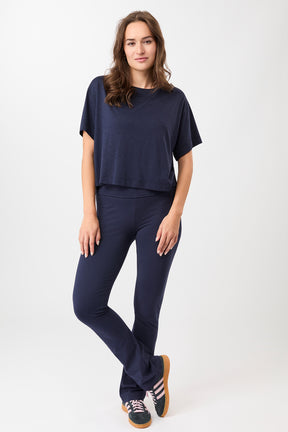 Mandala Fitness Pant Blau Outfit Front - Classic Rolldown