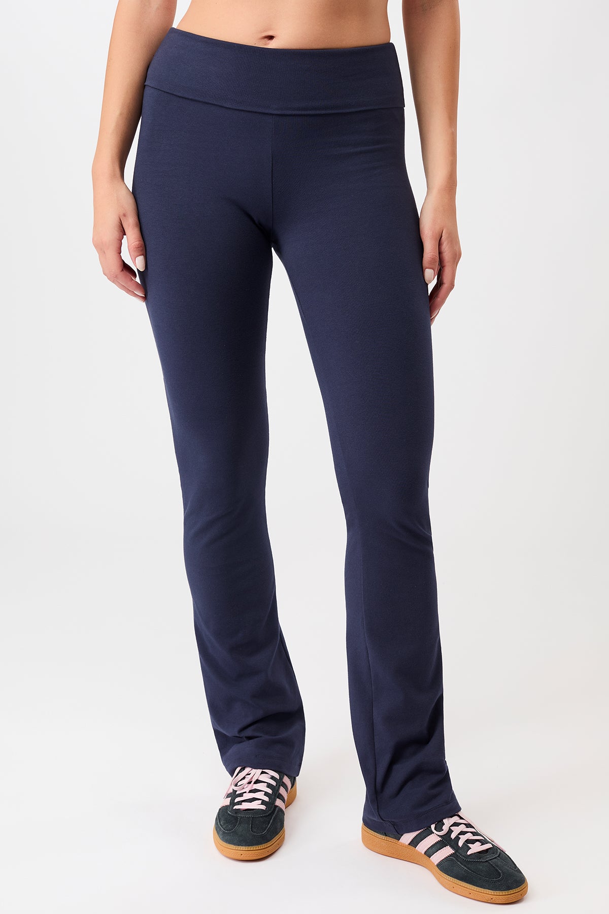 Mandala Fitness Pant Blau Front - Classic Rolldown