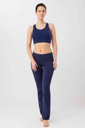 Mandala Fitness Pant Blau Outfit Front - Classic Rolldown