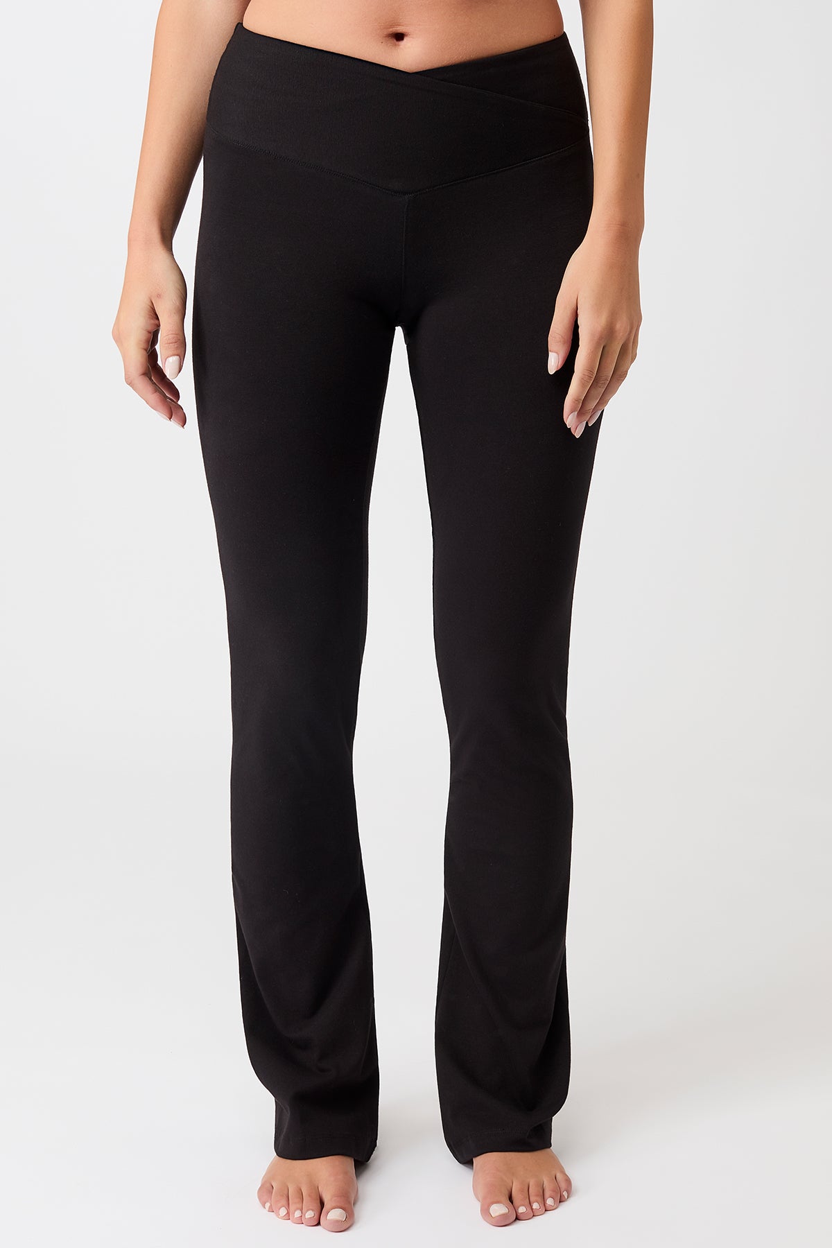 Mandala Fitness Hose Schwarz Front - Envelope Flared Pants