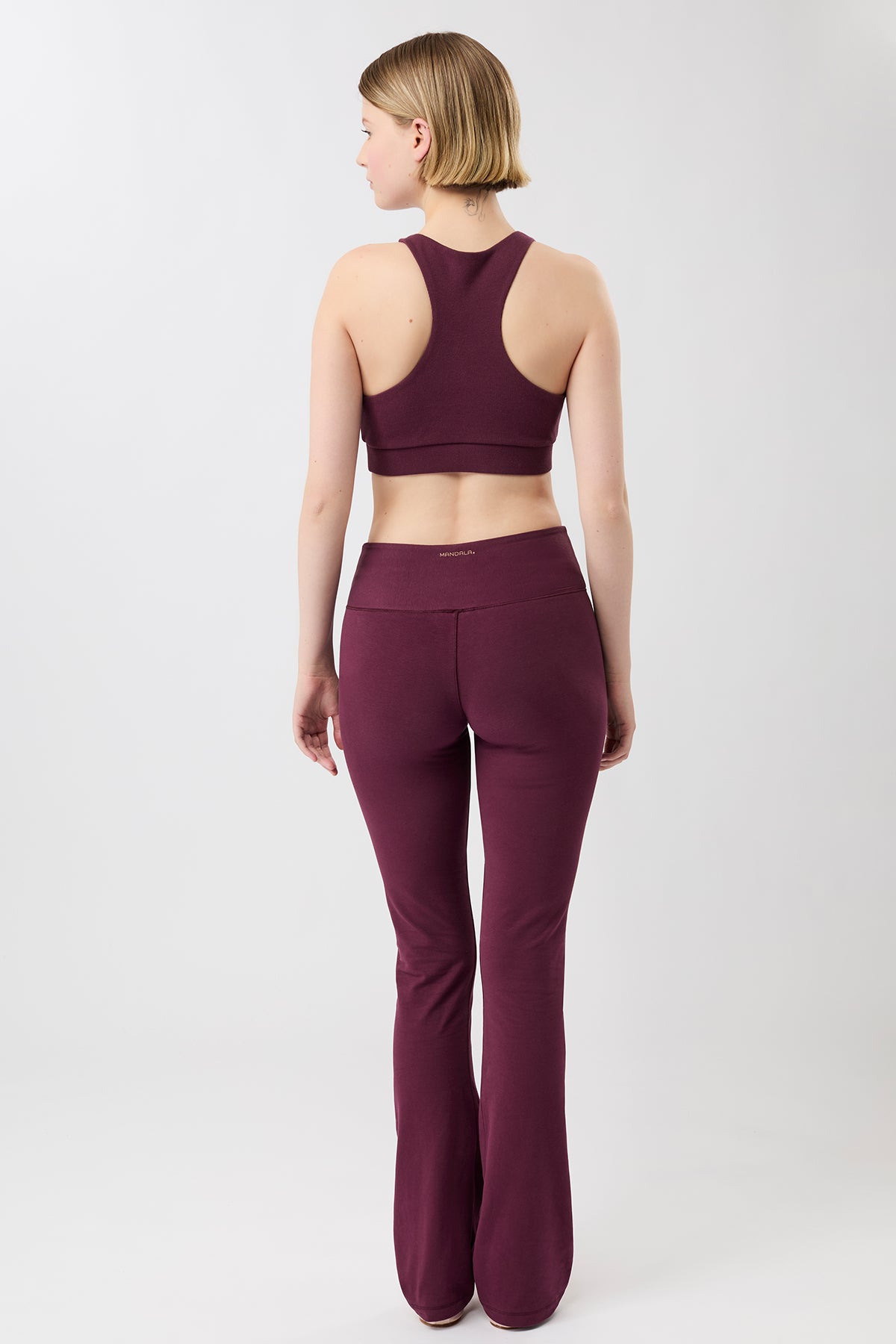 Mandala Fitness Hose Lila Outfit Rückseite - Envelope Flared Pants