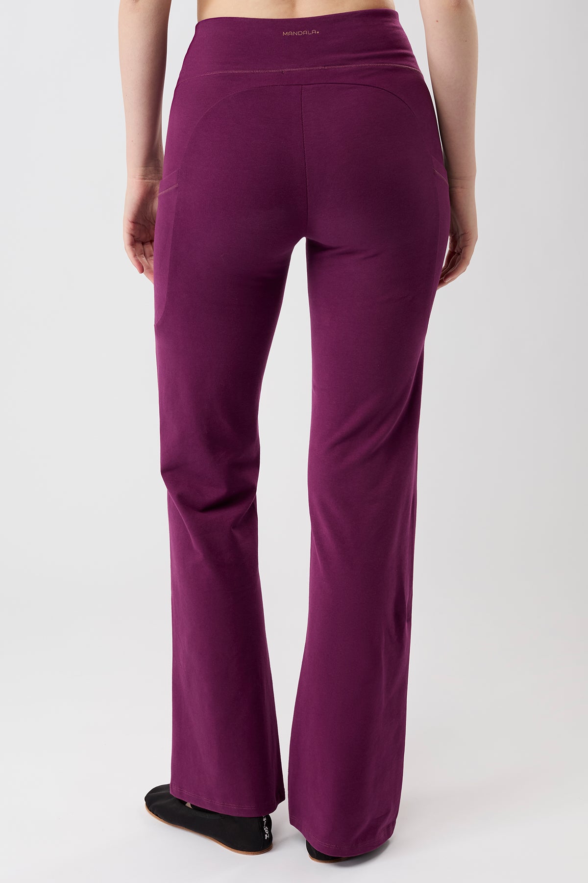 Mandala Trainings Pant Lila Rückansicht - Straight Pants