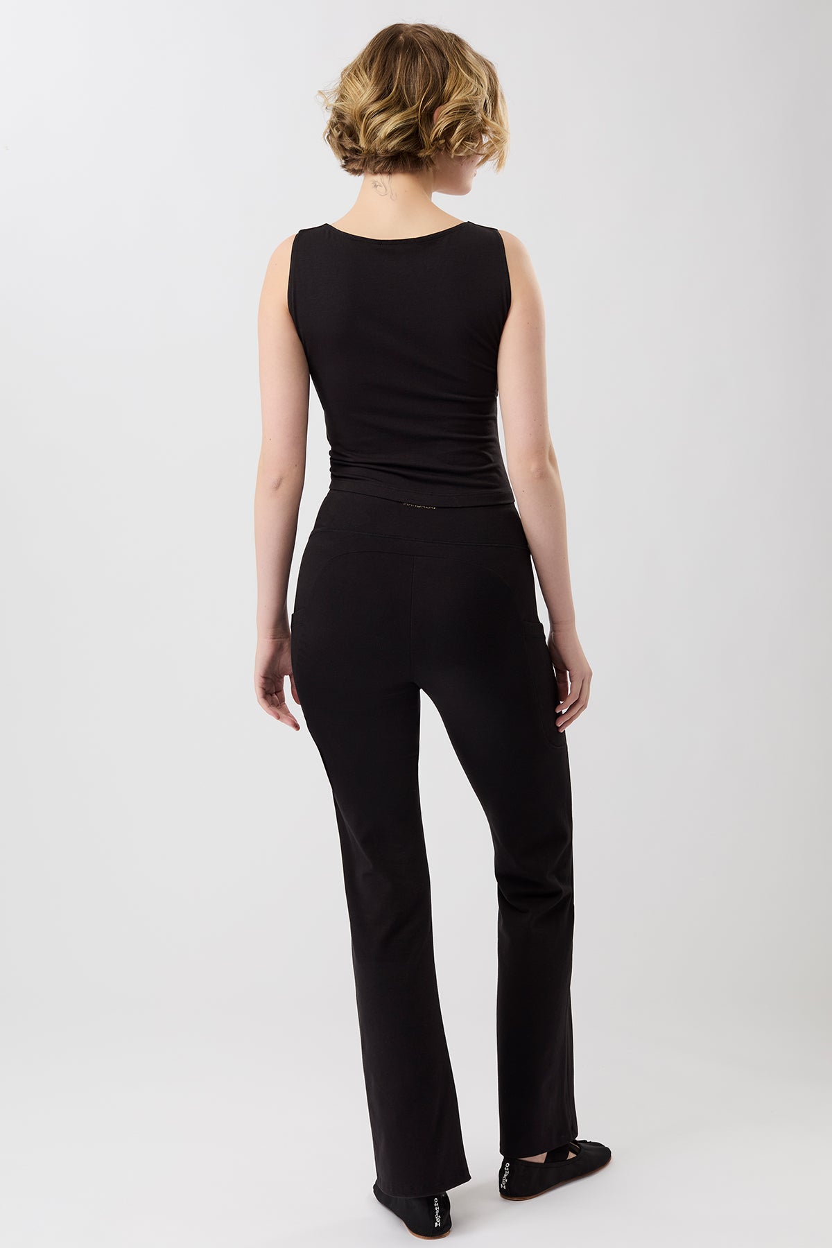 Mandala Trainings Pant Black Outfit Rückansicht - Straight Pants