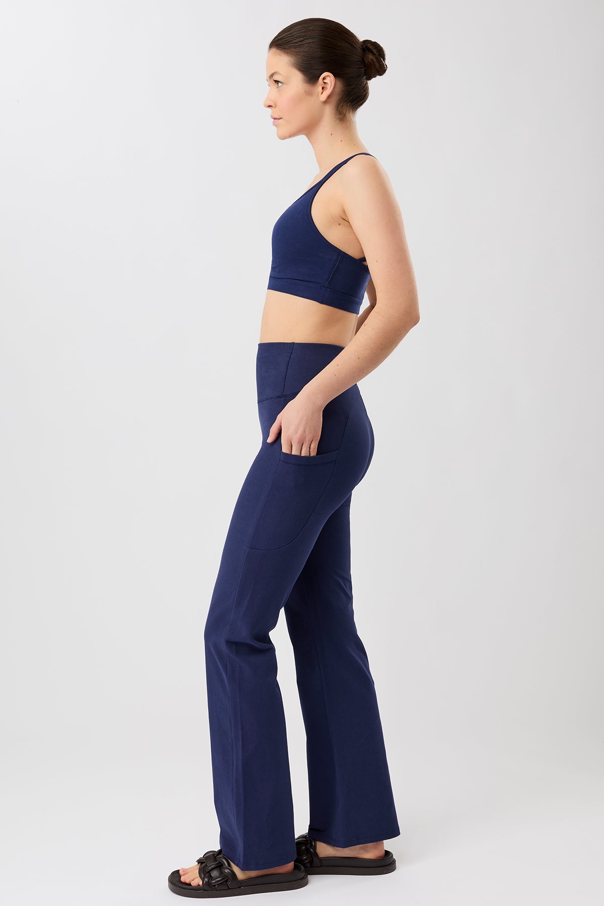 Mandala Trainings Pant Blau Outfit Seite - Straight Pants