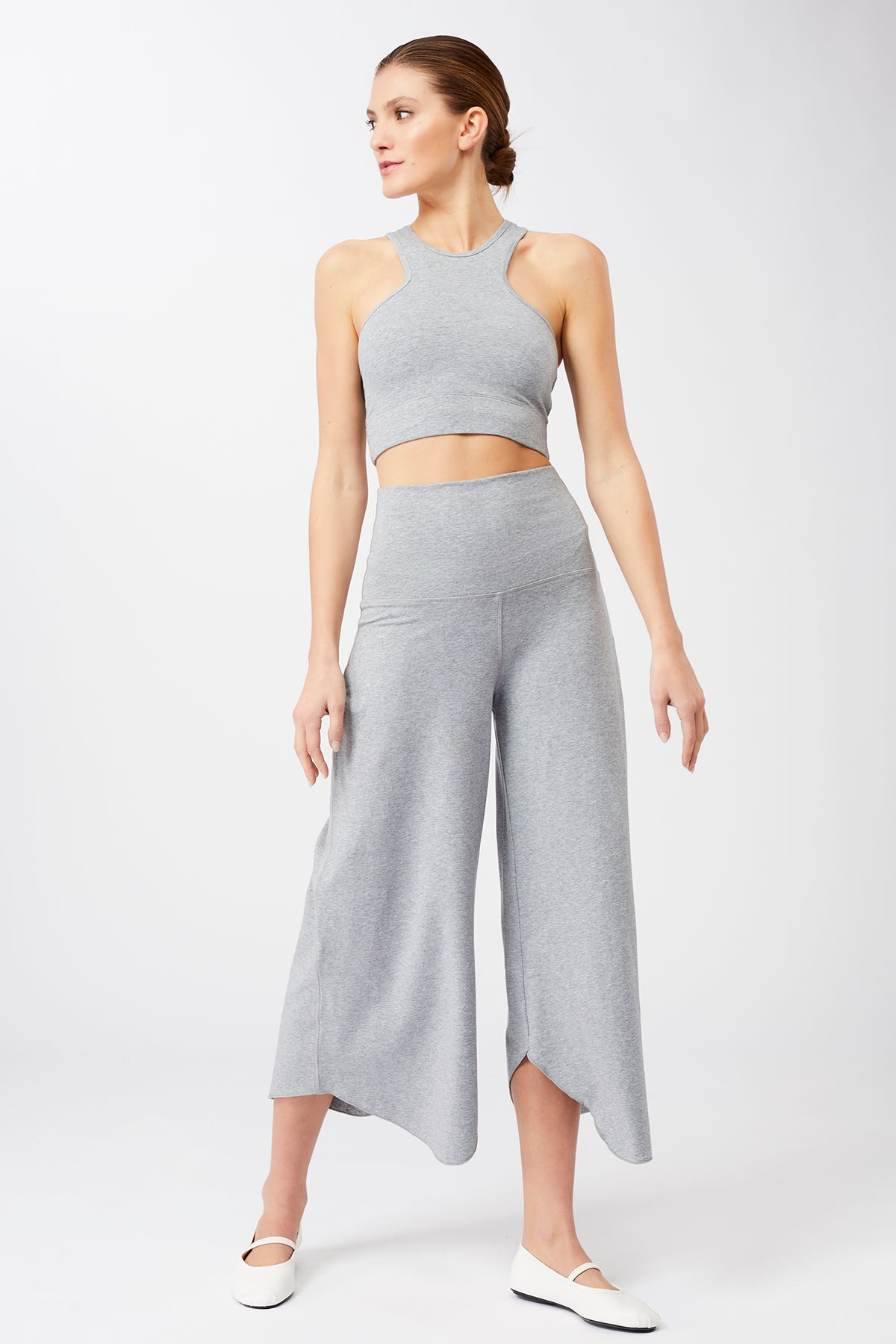 Mandala Yoga Pant Grau Outfit Front - Roll Over Tulip Pants